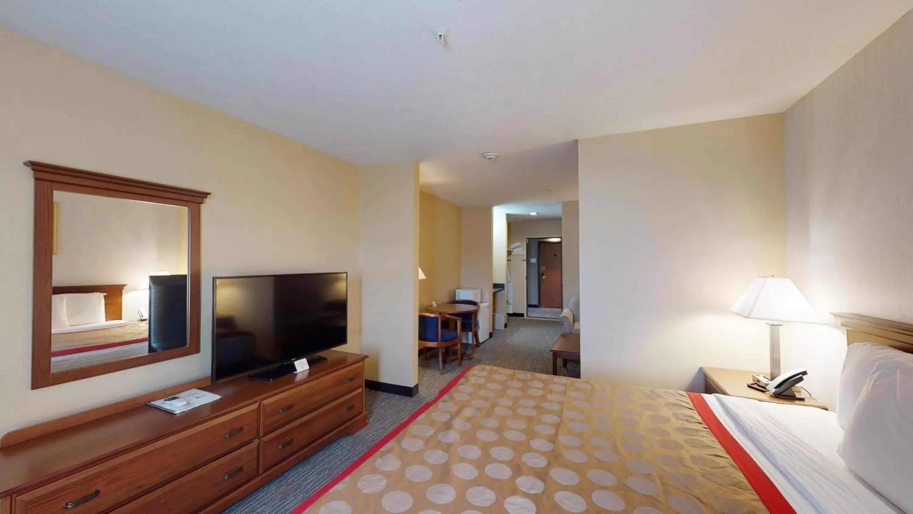 Photo of the whole room, TV/Entertainment Center in Ramada by Wyndham Strasburg - Shenandoah Valley