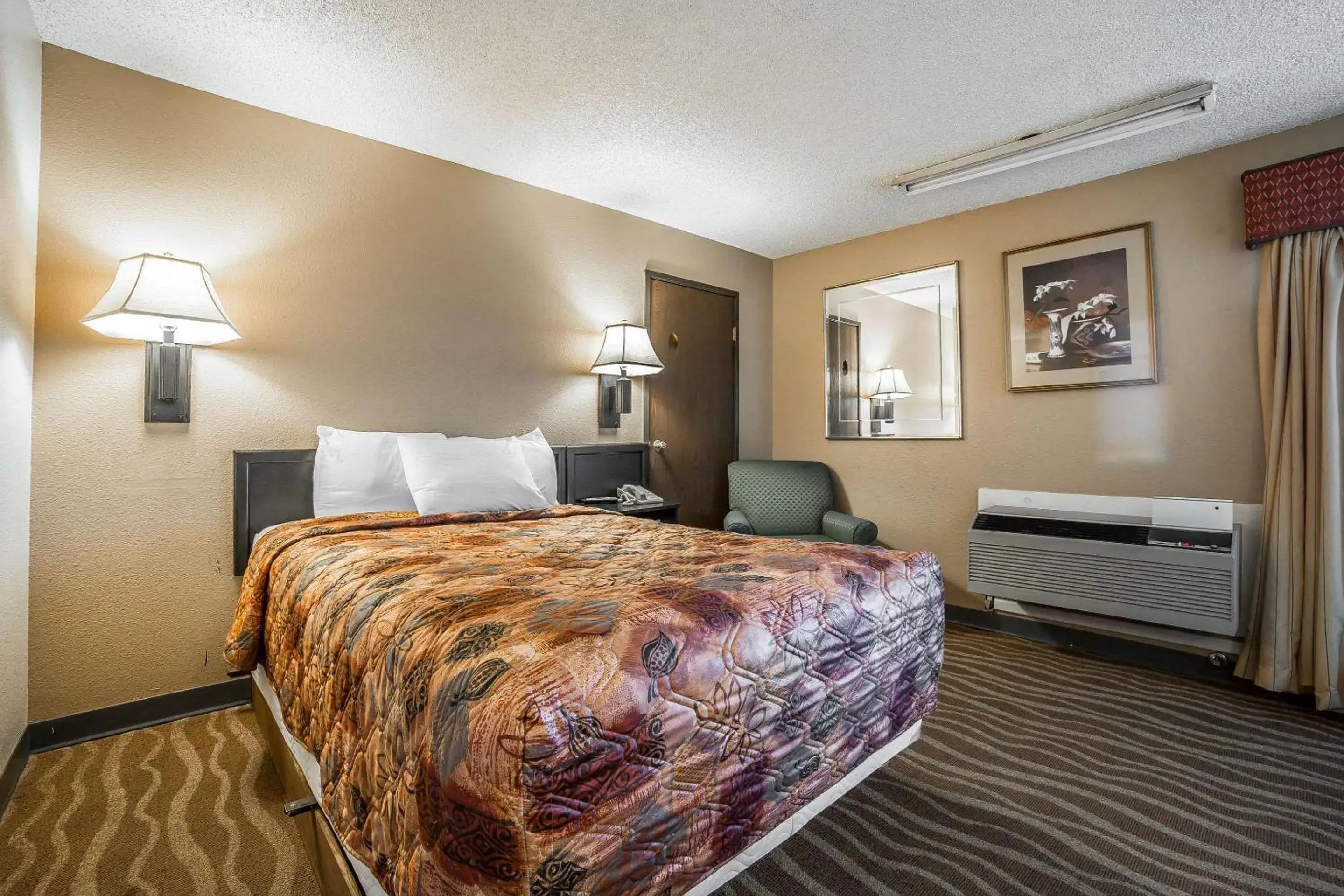 Photo of the whole room, Bed in Rodeway Inn Cheyenne East