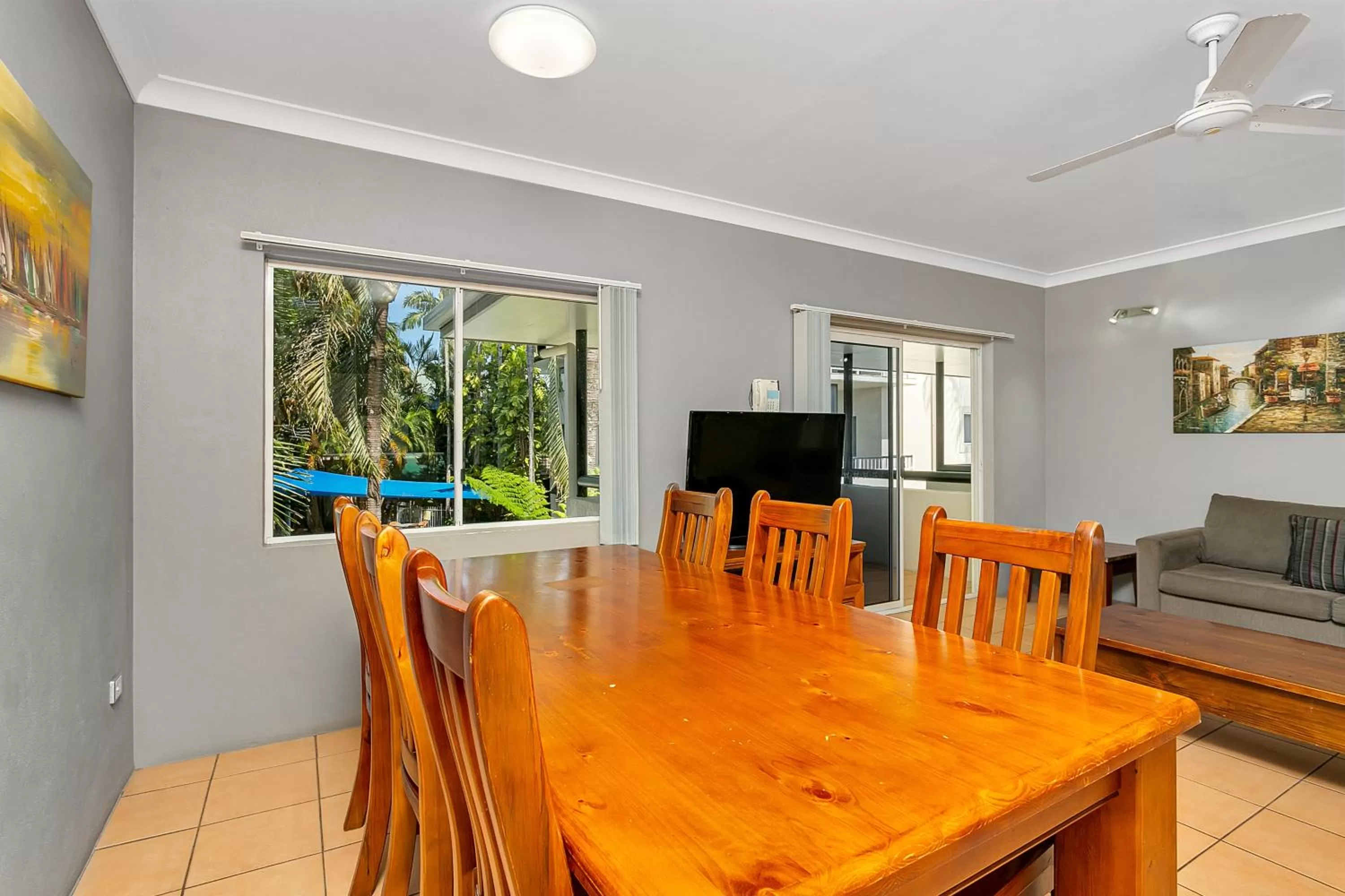 Dining area in Cairns Reef Apartments & Motel