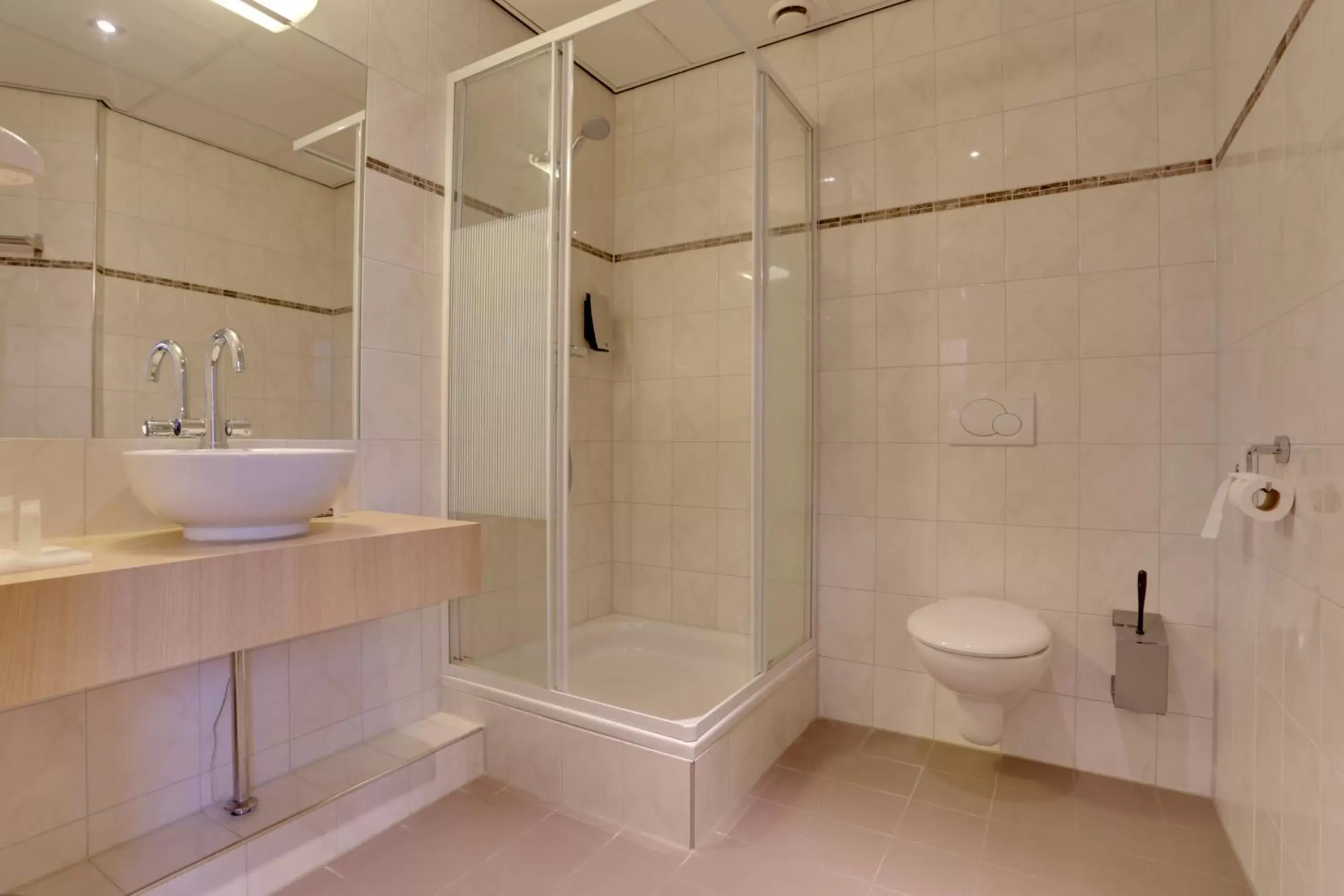 Shower, Bathroom in Queen Hotel