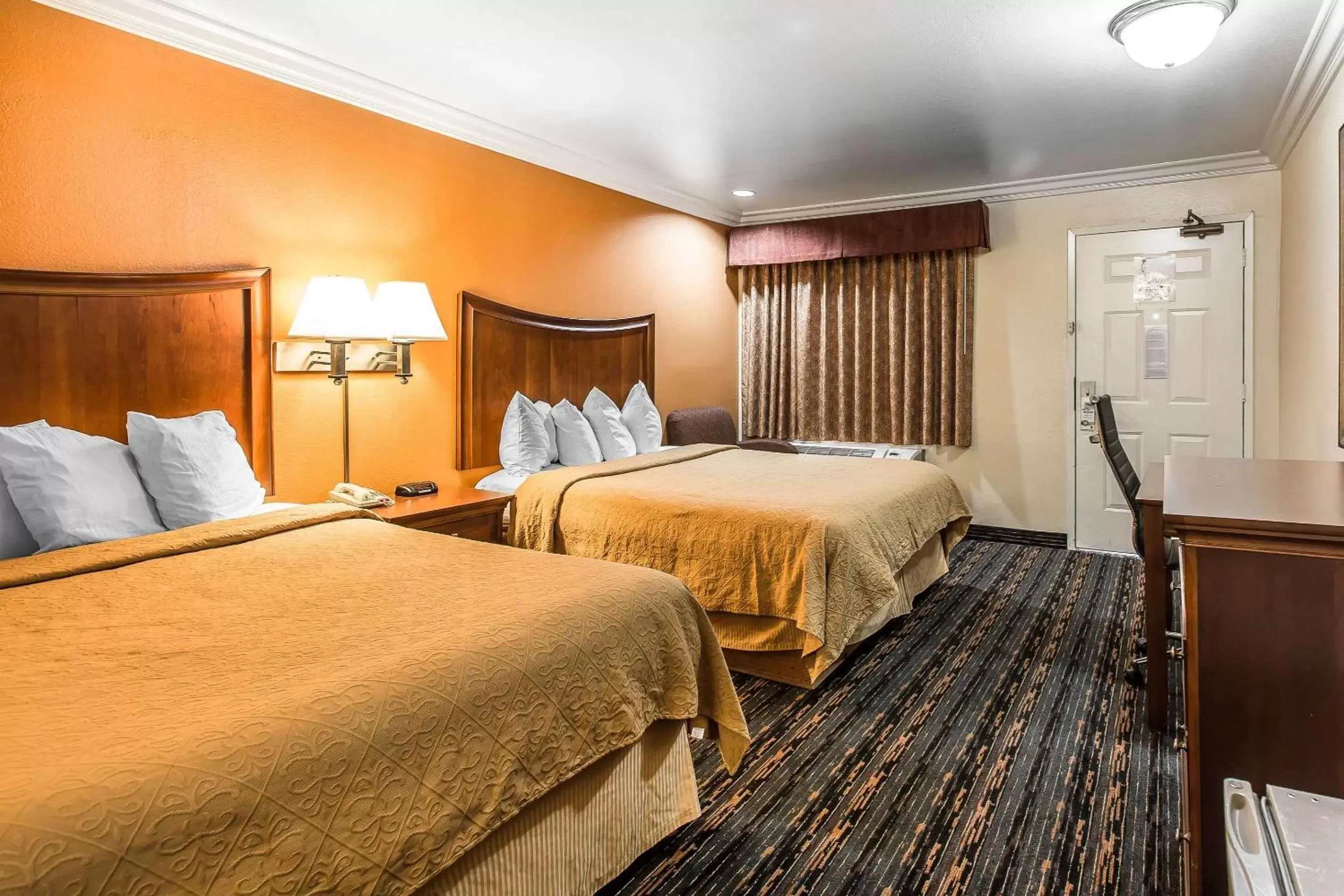 Photo of the whole room, Bed in Quality Inn Lake Elsinore