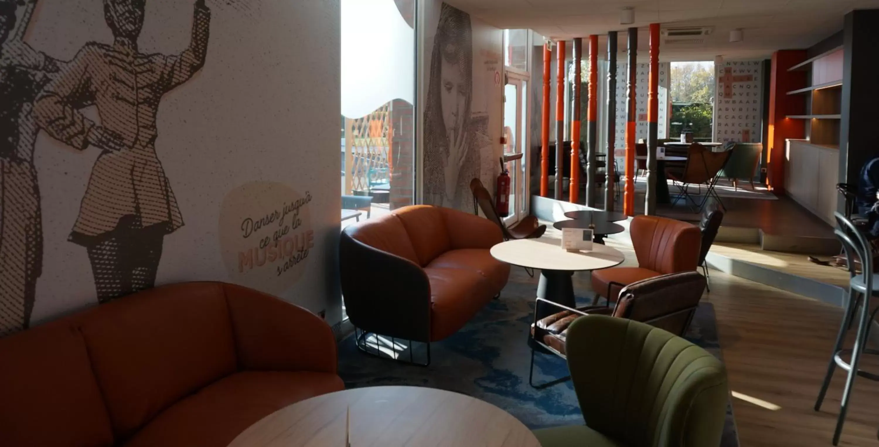 Lounge or bar, Seating Area in Hôtel Mercure Lille Aéroport