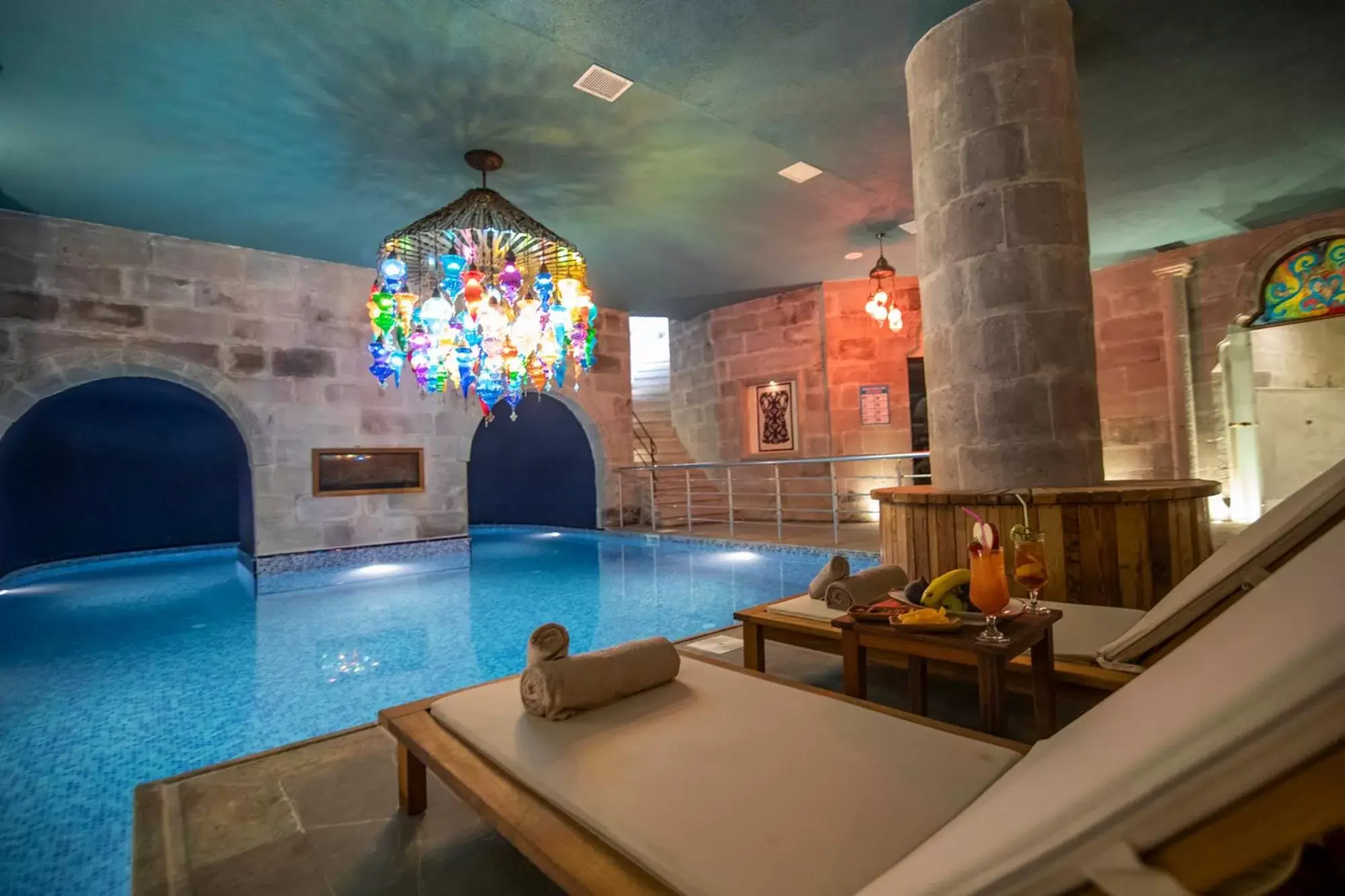 Hot Tub, Swimming Pool in Imperial Cave Suites & Spa