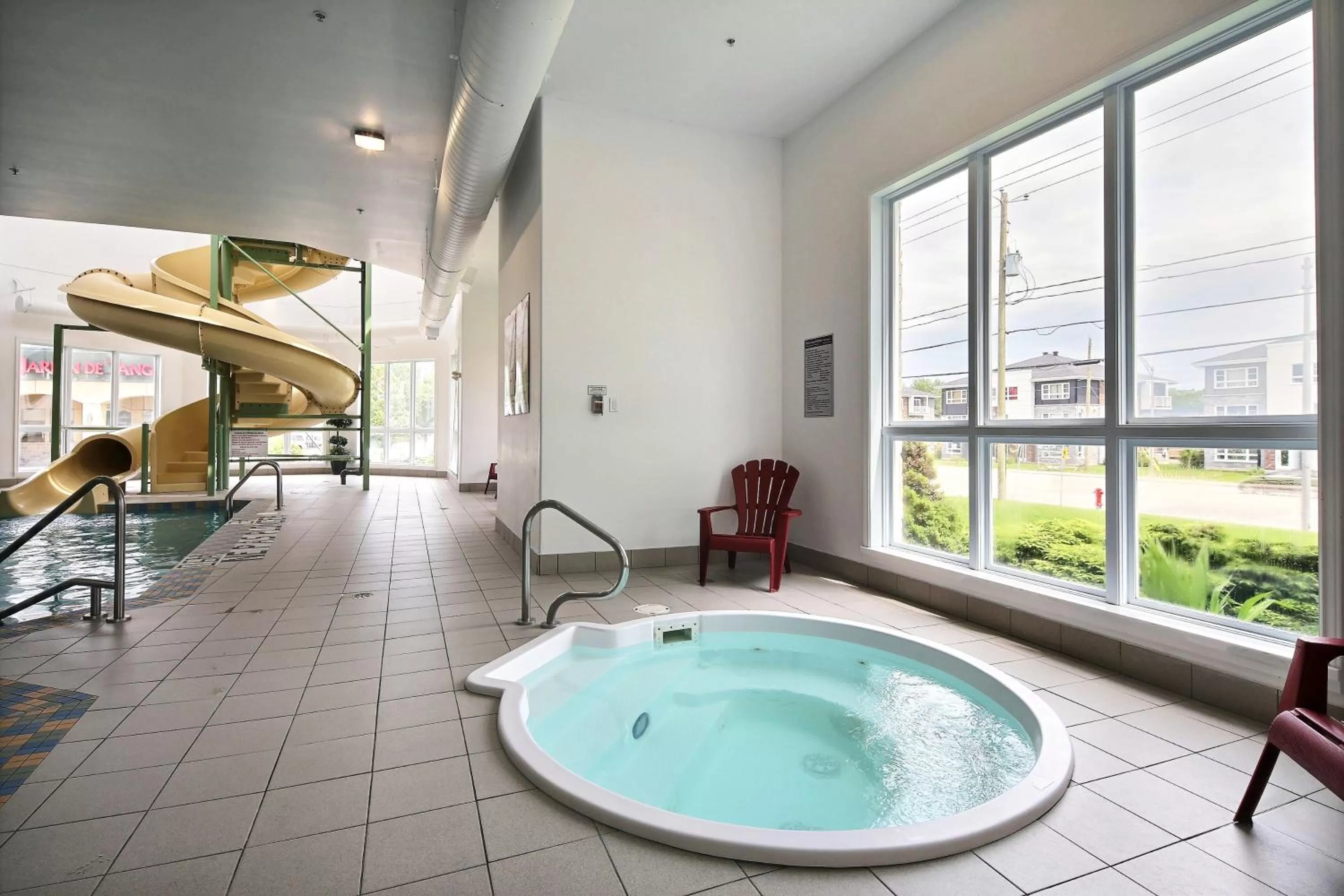 Hot Tub in Super 8 by Wyndham Quebec City