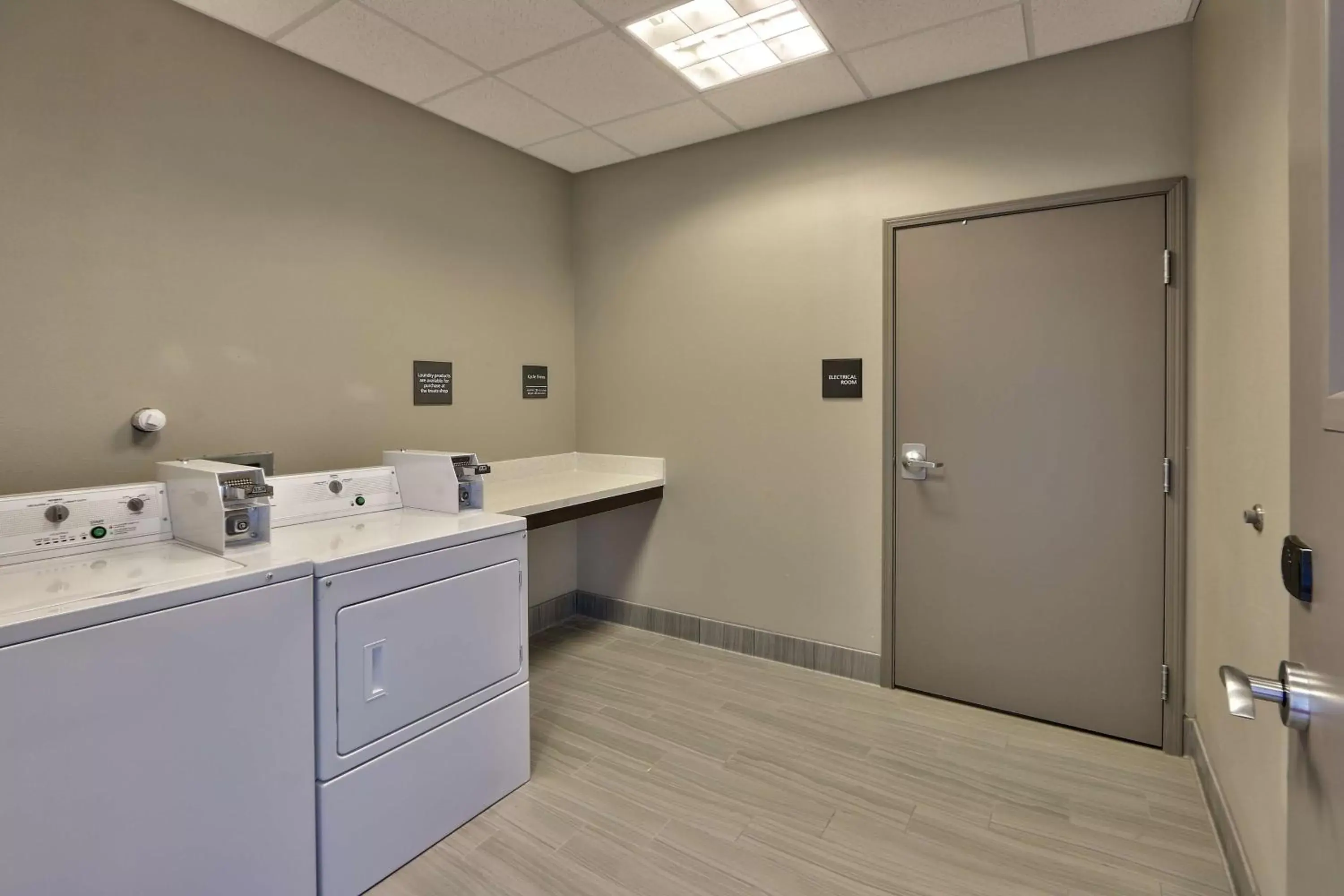 Property building, Bathroom in Hampton Inn & Suites Albuquerque Airport