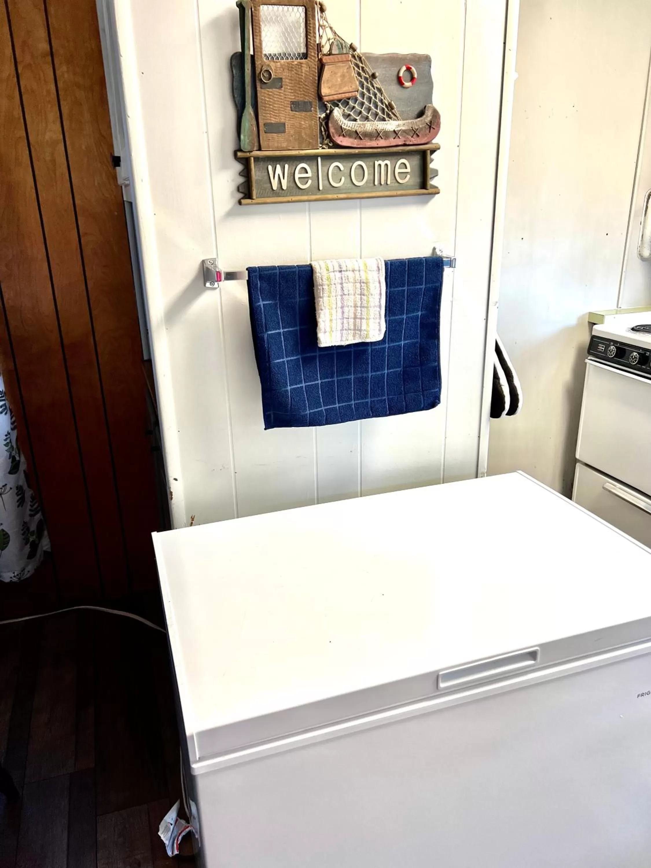 Kitchen or kitchenette, Bed in White Caps Motel and RV Park