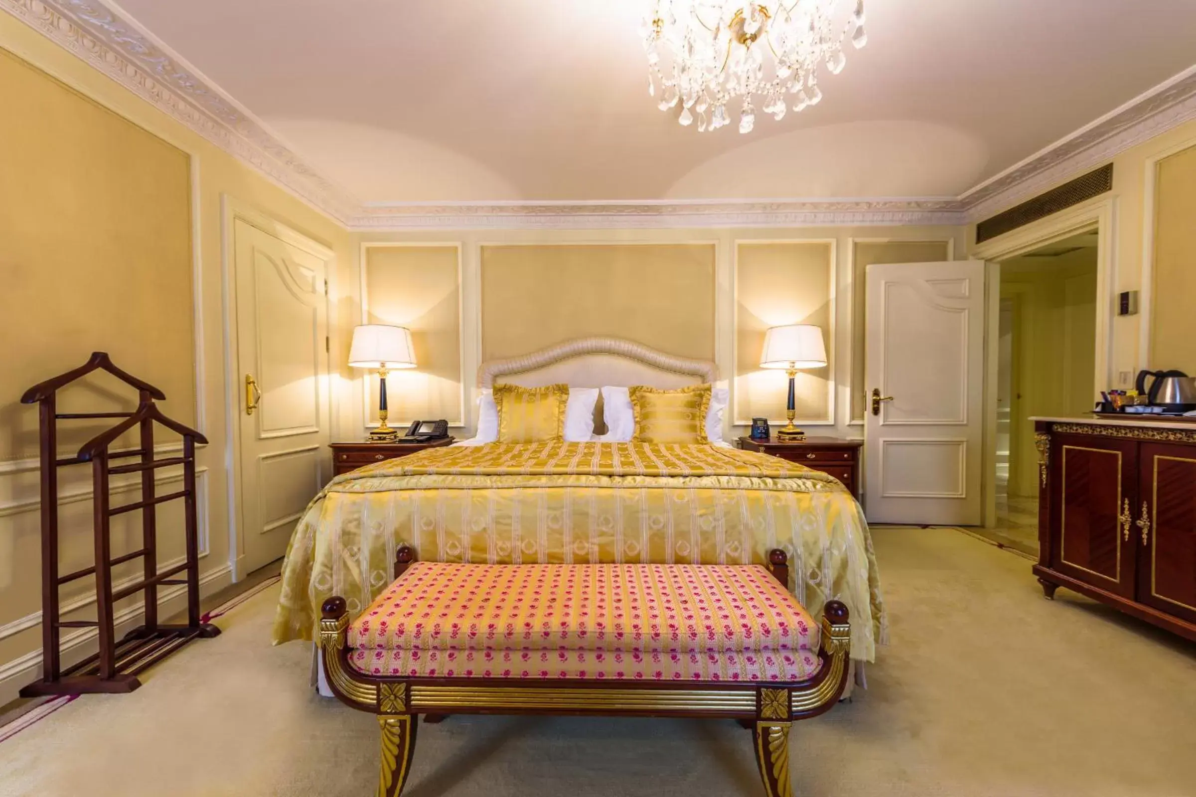 Bedroom, Bed in Bentley London