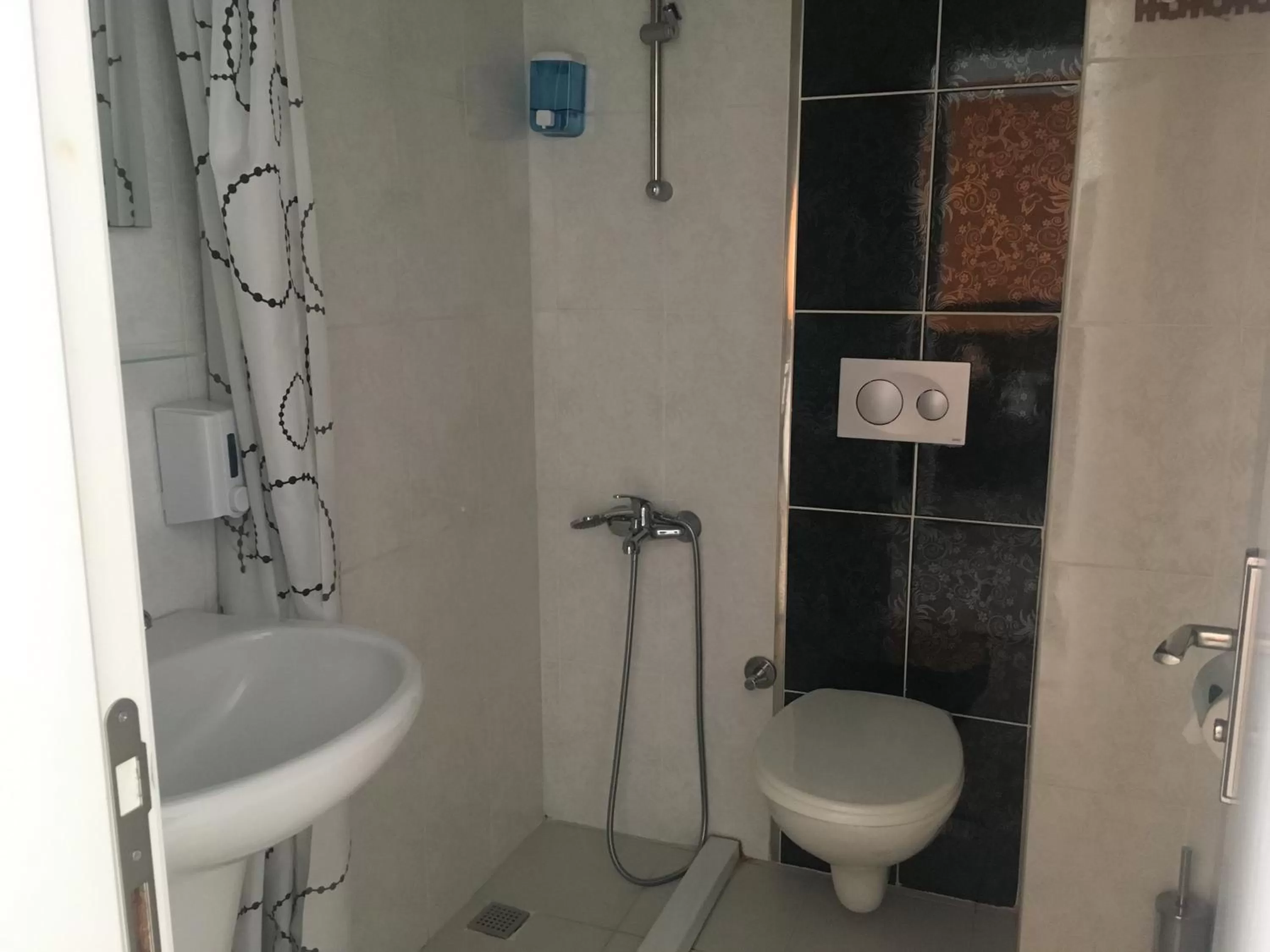 Shower in Mutado Hotel