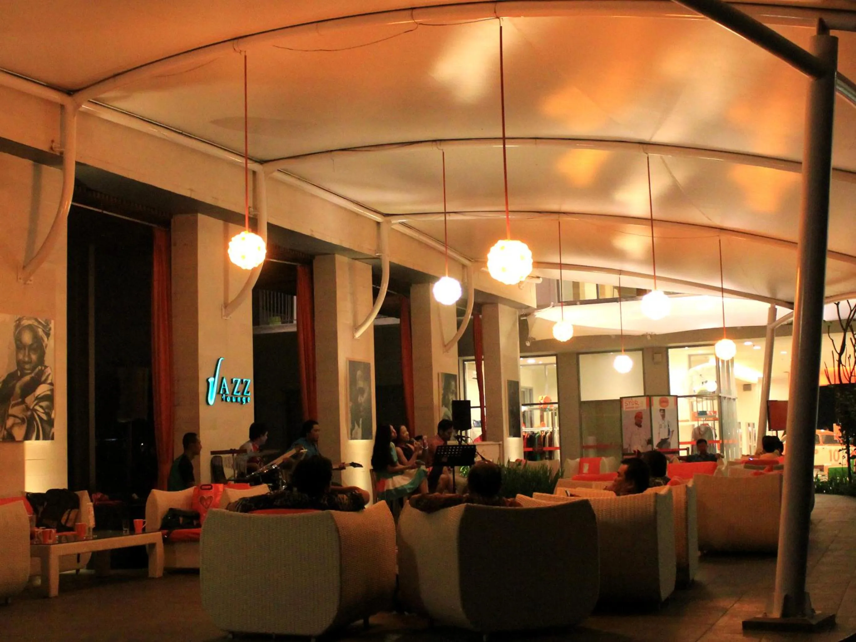 Lounge or bar in HARRIS Hotel Sentul City Bogor