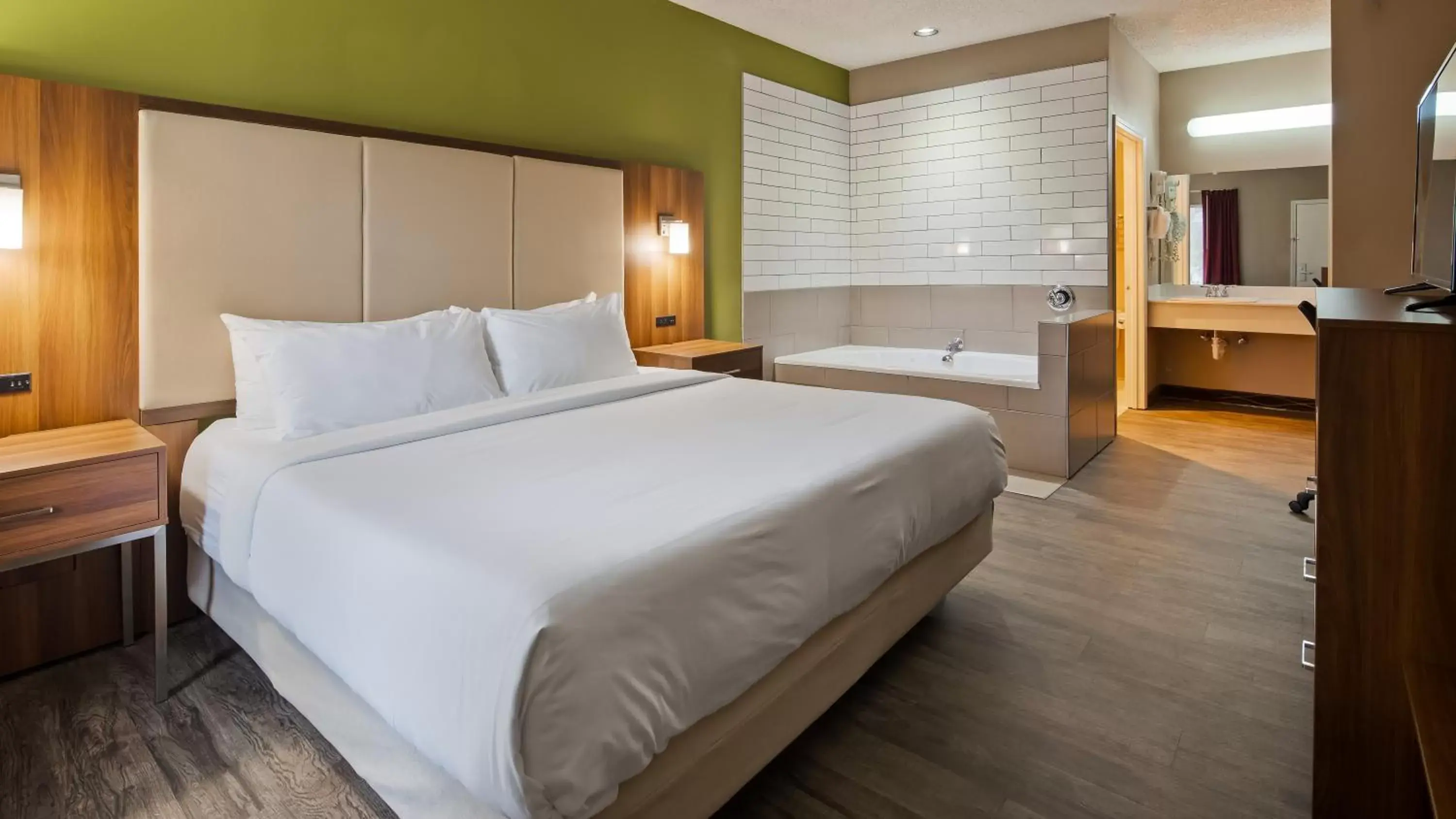 Bed in SureStay Hotel by Best Western Helen Downtown