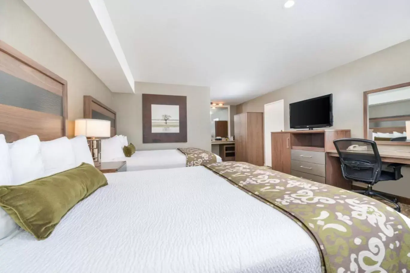 Bed in Best Western Plus Anaheim Inn