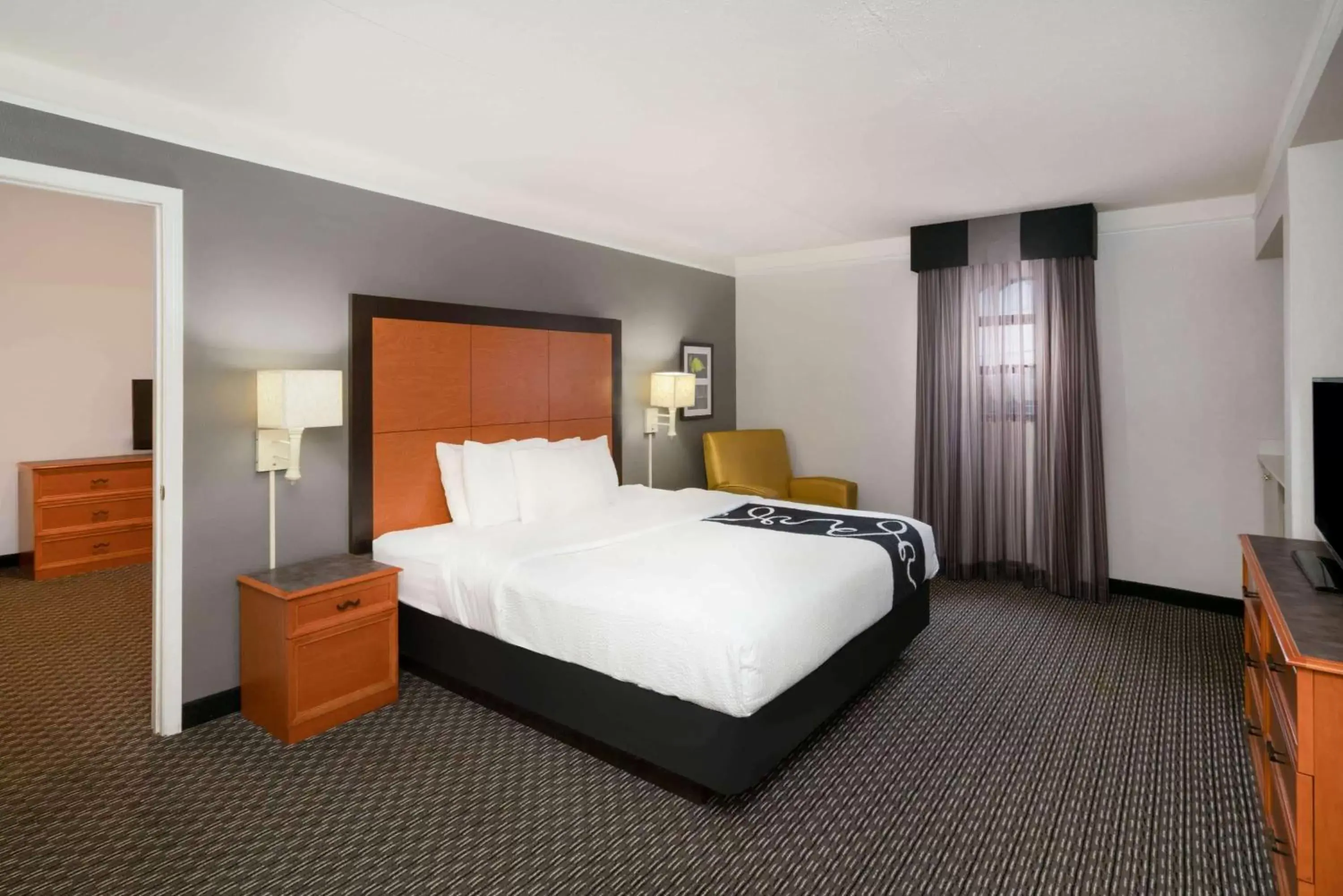 Photo of the whole room, Bed in La Quinta Inn by Wyndham Nashville South