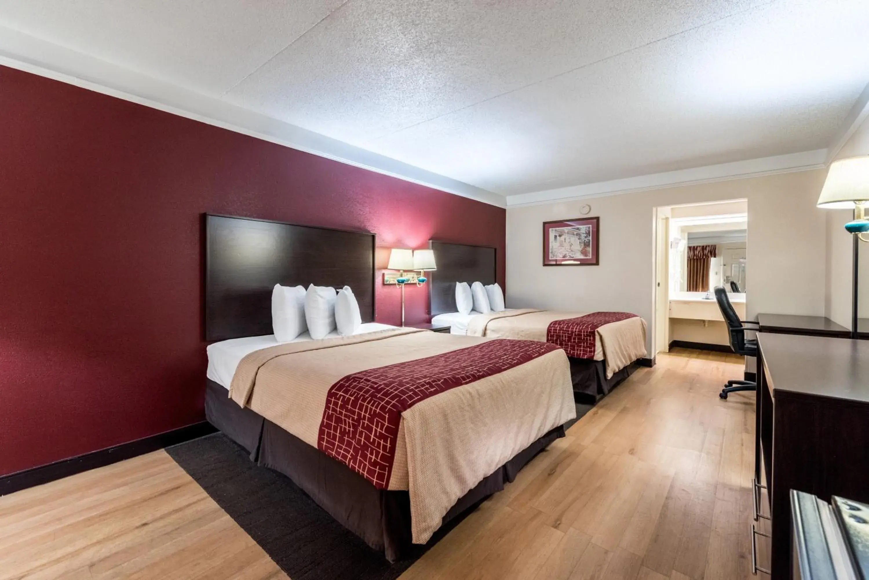 Photo of the whole room, Bed in Red Roof Inn & Suites Clinton