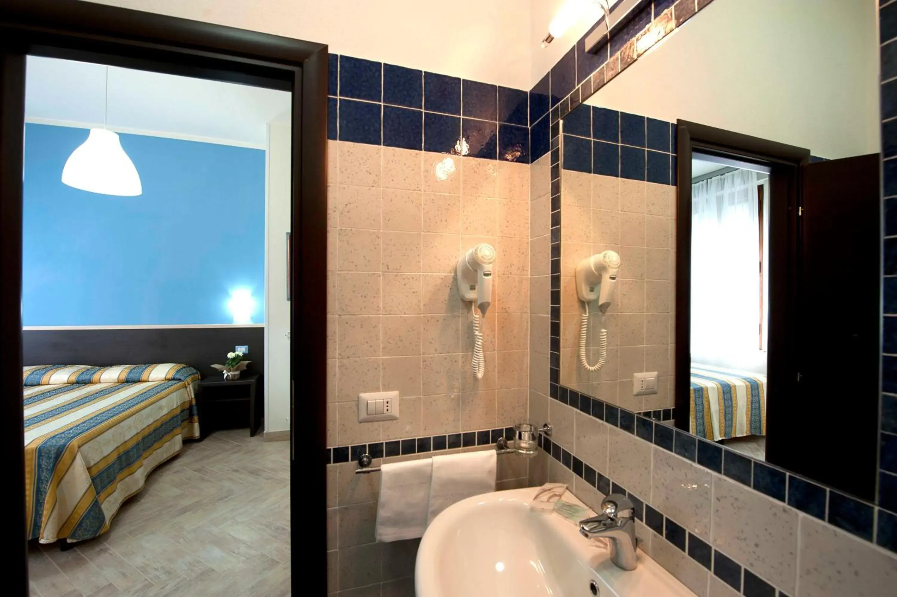 Bed, Bathroom in Hotel Moderno
