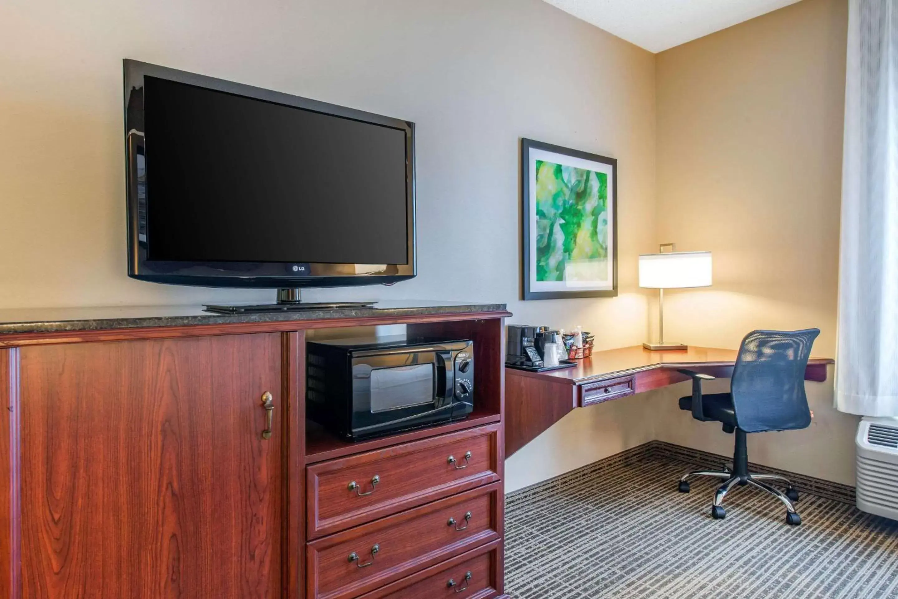 Photo of the whole room, TV/Entertainment Center in Quality Inn Palm Bay - Melbourne I-95