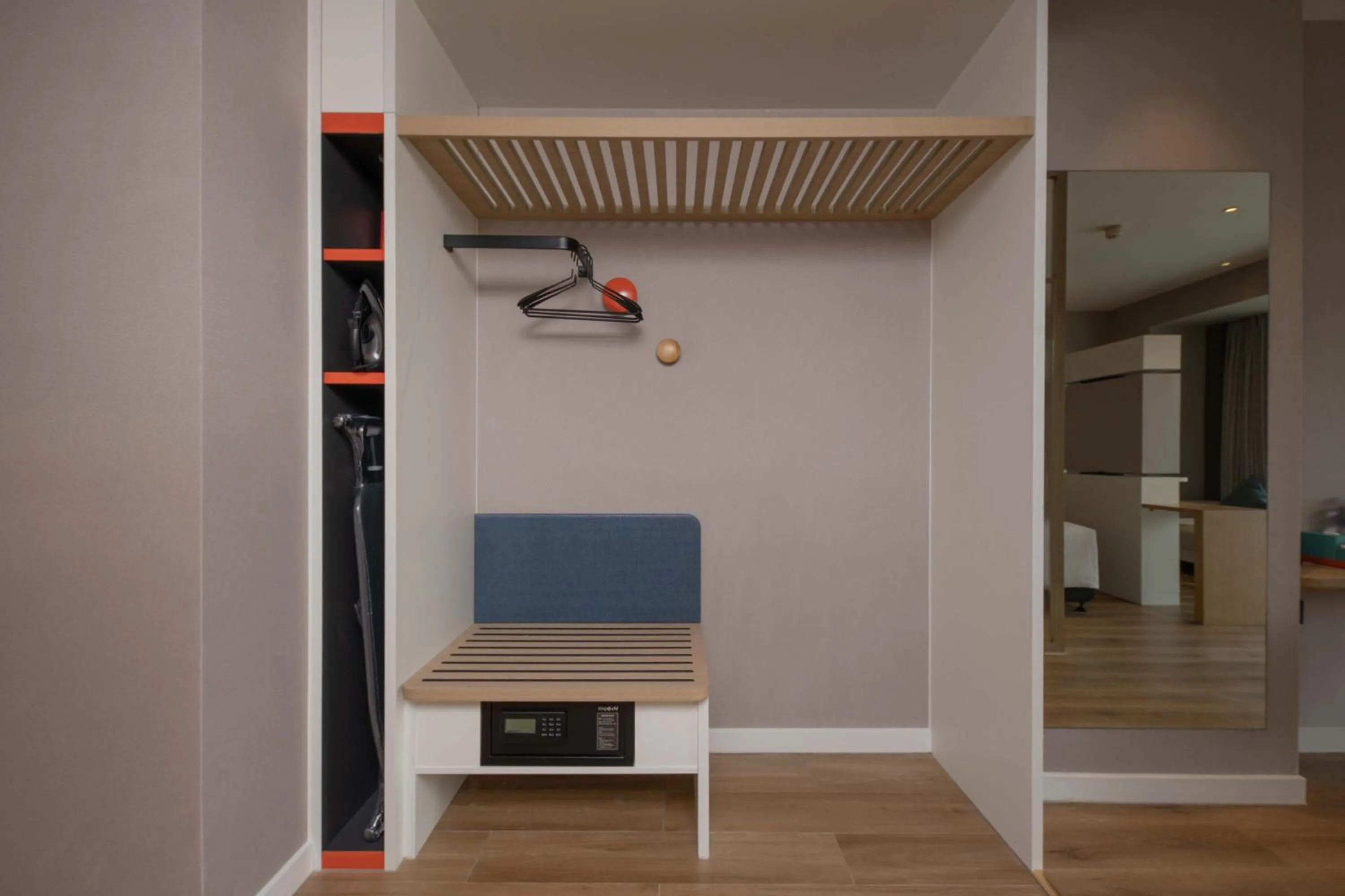 wardrobe in Holiday Inn Express Chongqing Caiyun Lake by IHG