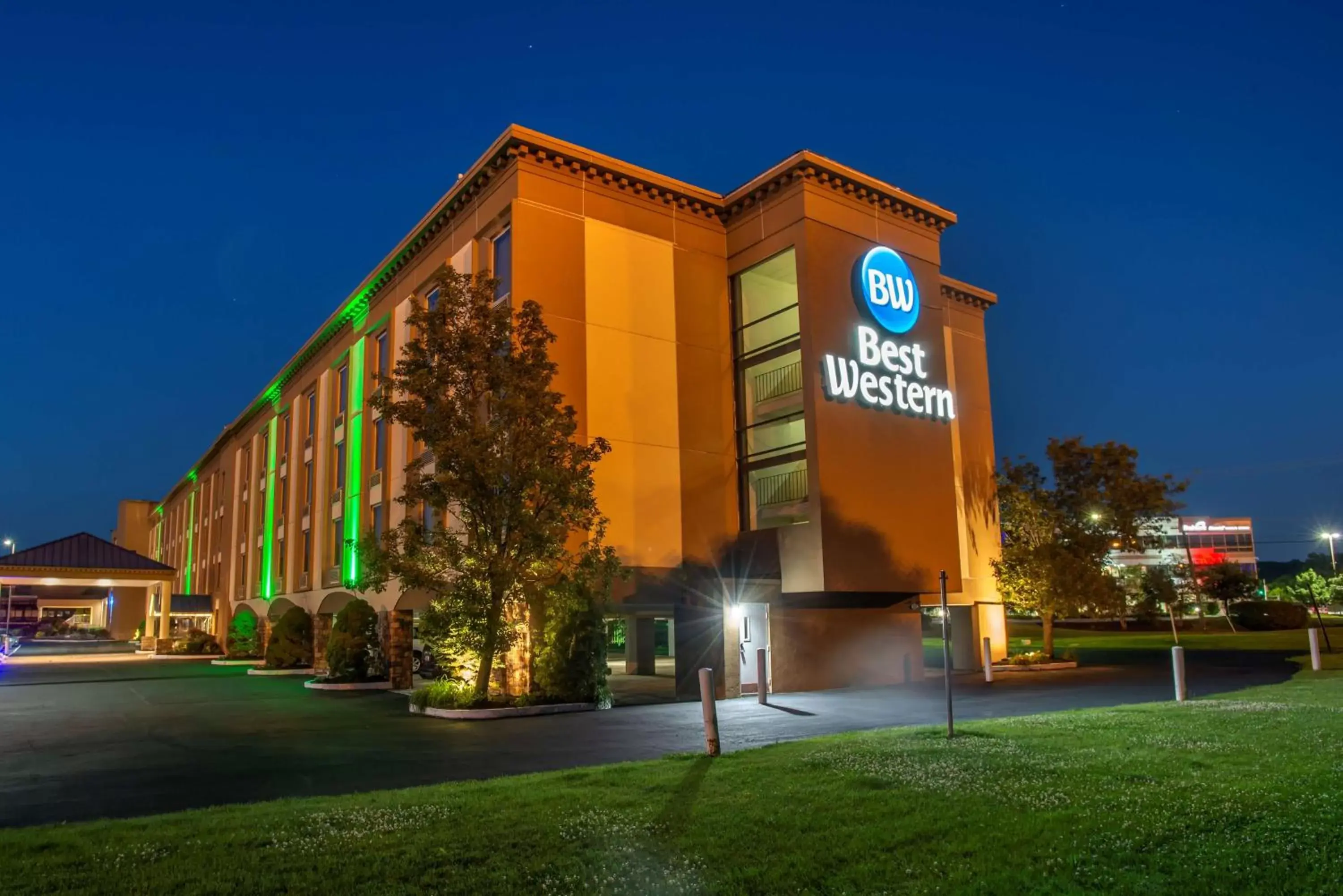 Property building in Best Western Fort Washington Inn Property building in Best Western Fort Washington Inn