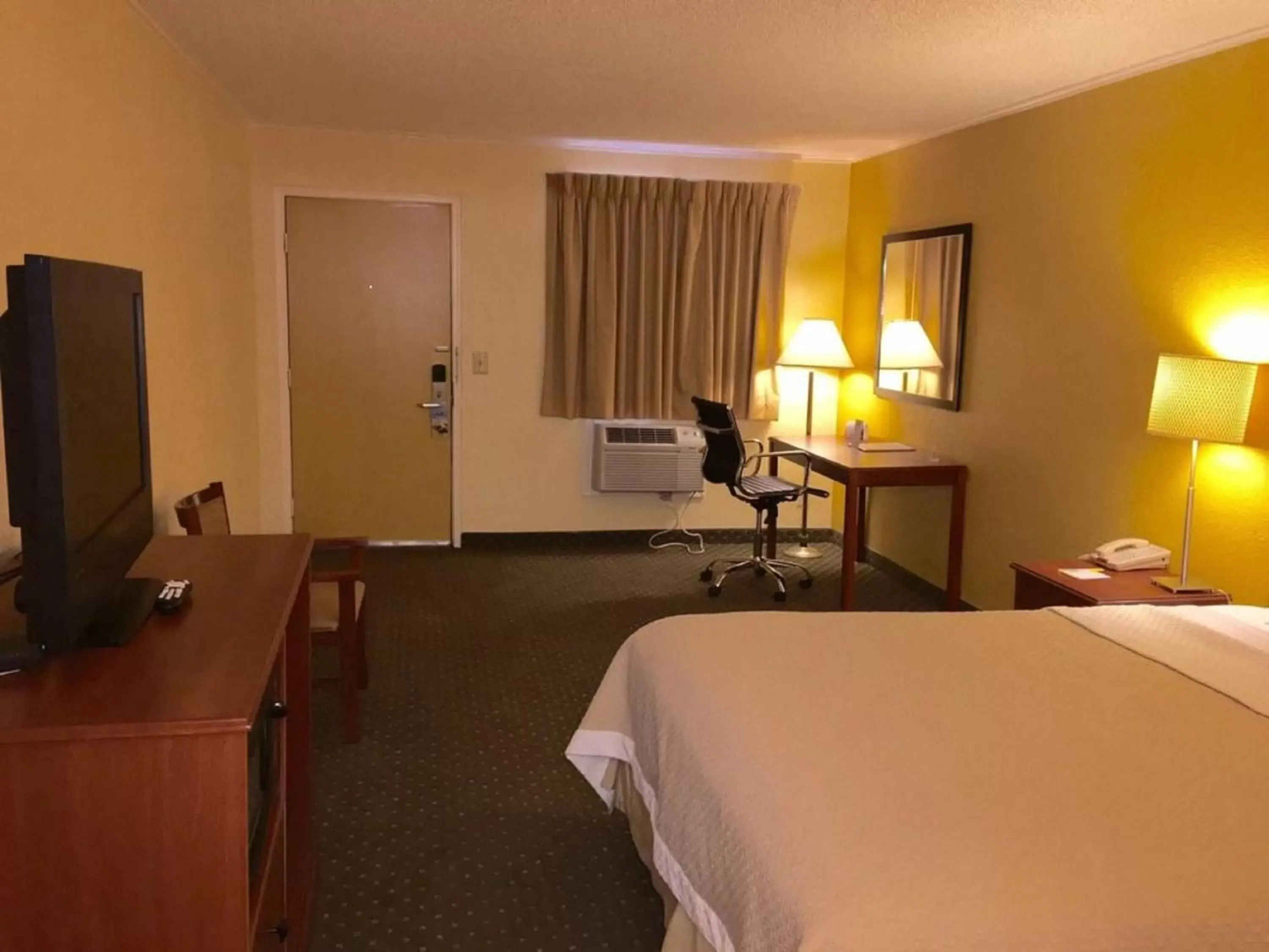 Bedroom, TV/Entertainment Center in Alamo Inn