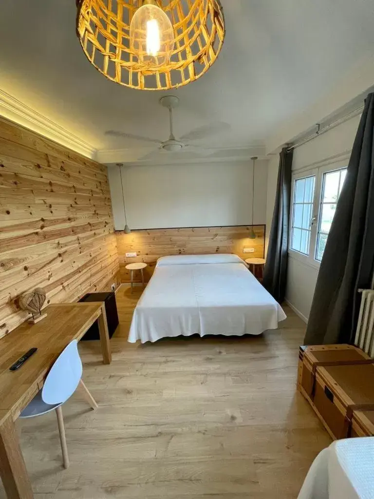 Bedroom, Bed in Hotel & Restaurant Figueres Parc