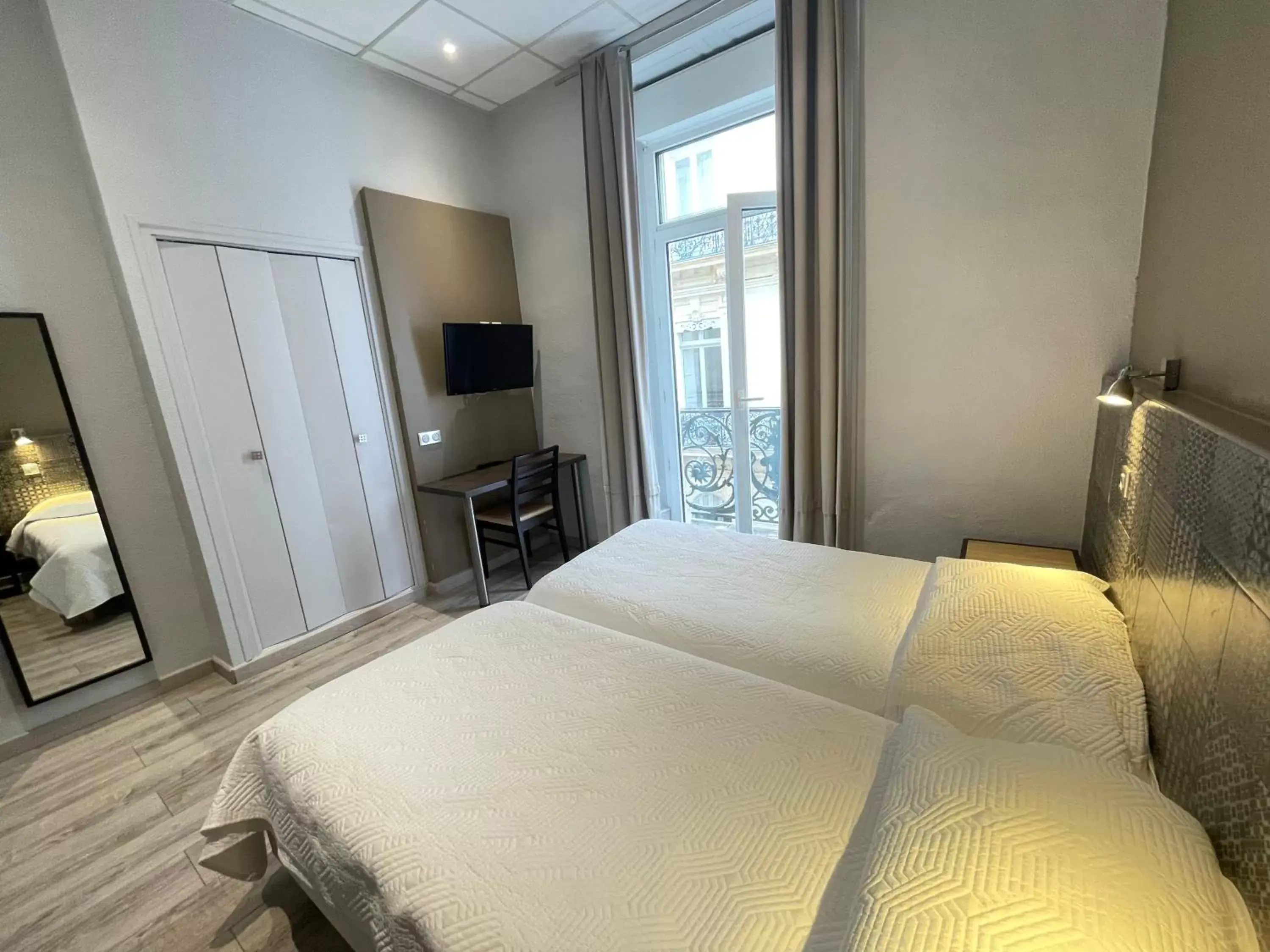Communal lounge/ TV room, Bed in Hotel de La Comédie