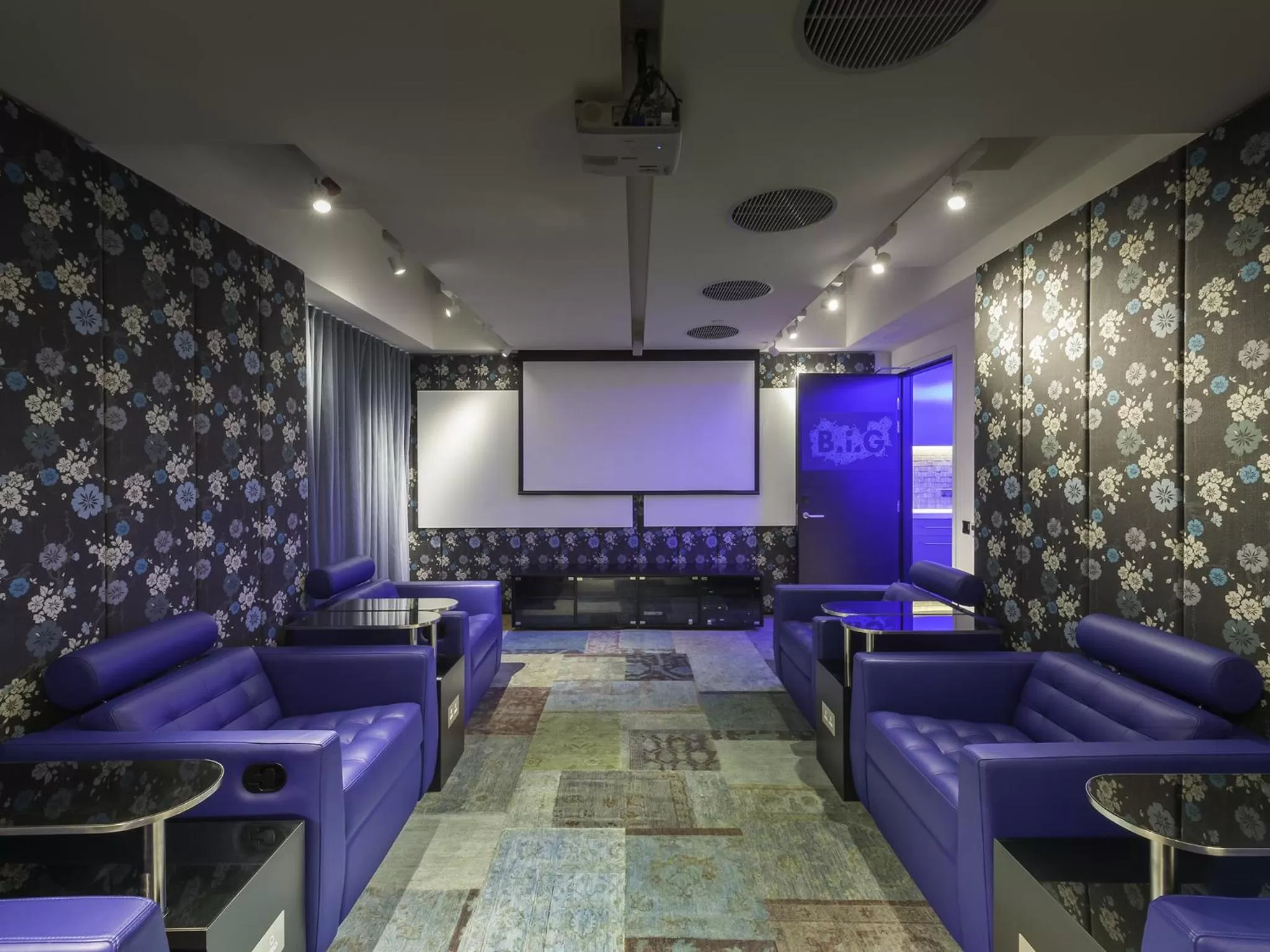 Communal lounge/ TV room in Southside by Ovolo
