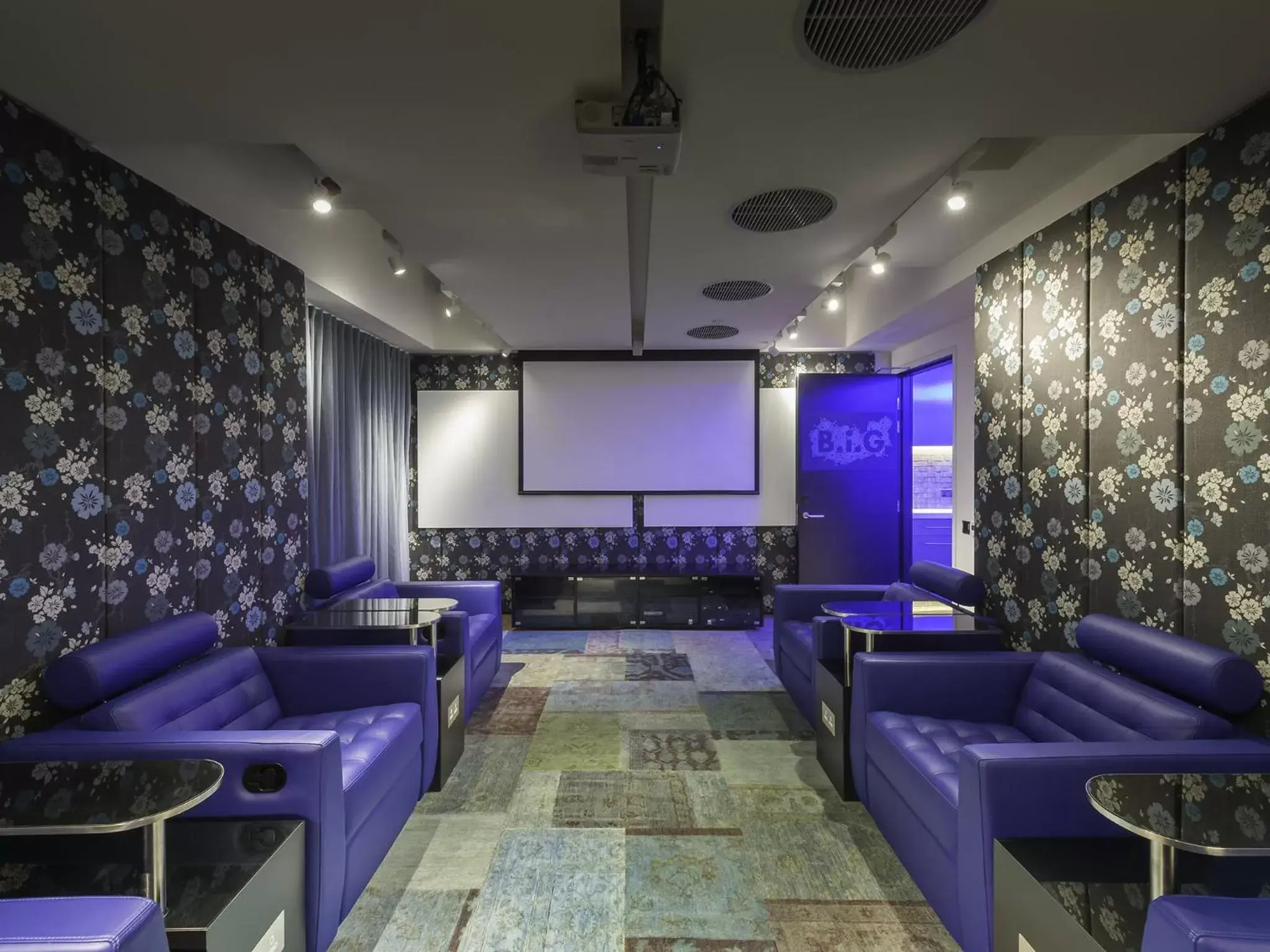 Communal lounge/ TV room in Ovolo Southside