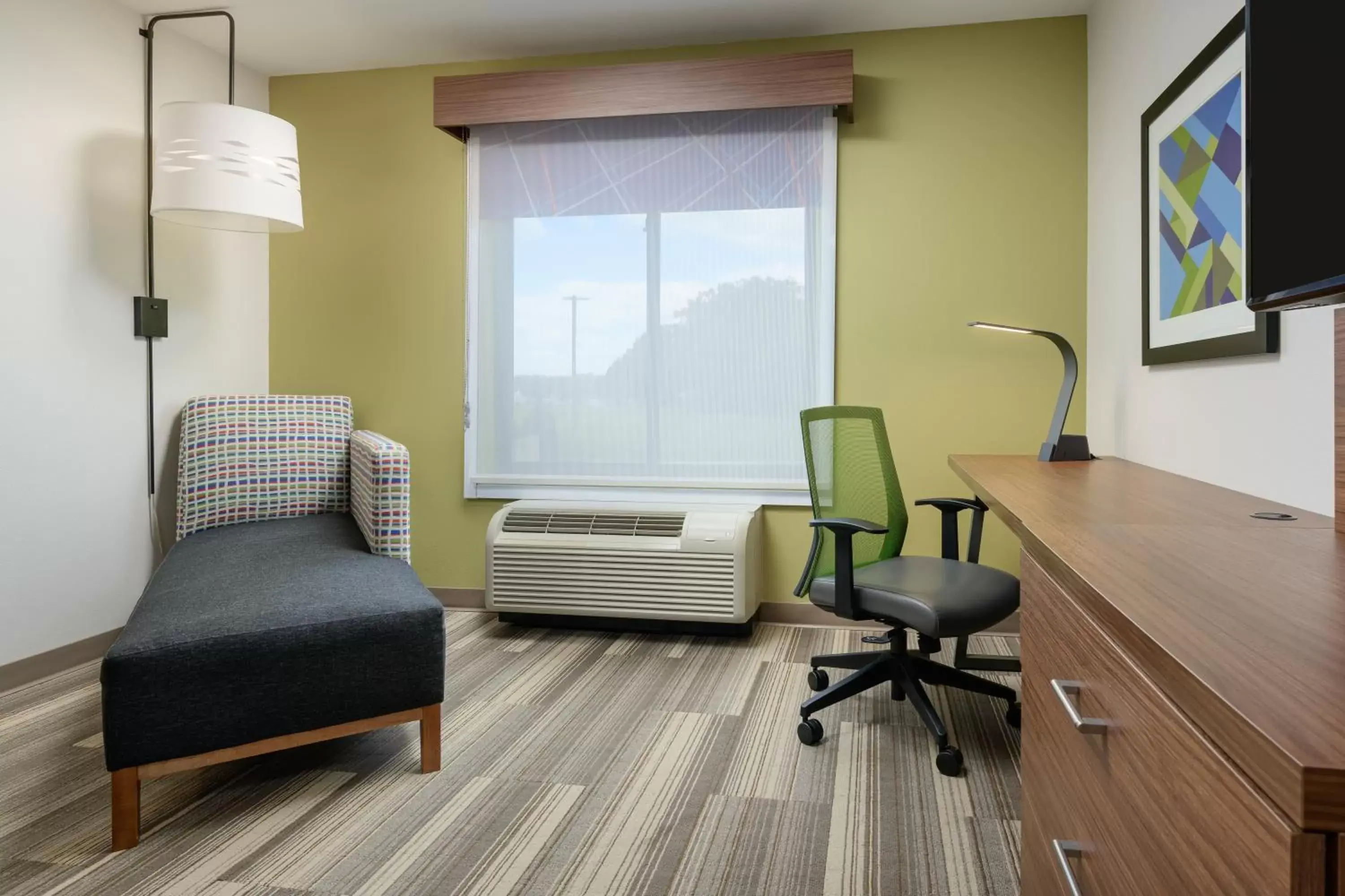 Photo of the whole room, Seating Area in Holiday Inn Express - Tullahoma, an IHG Hotel