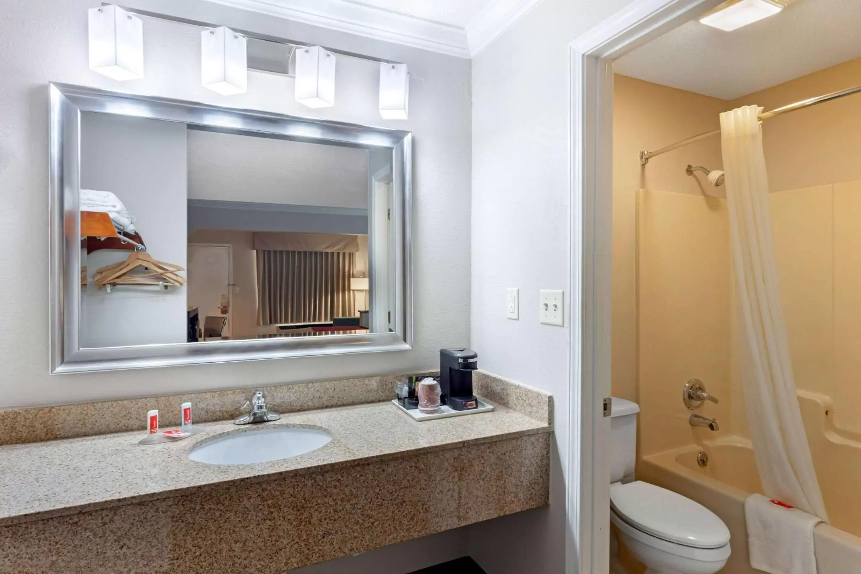Bedroom, Bathroom in Econo Lodge Byron - Warner Robins