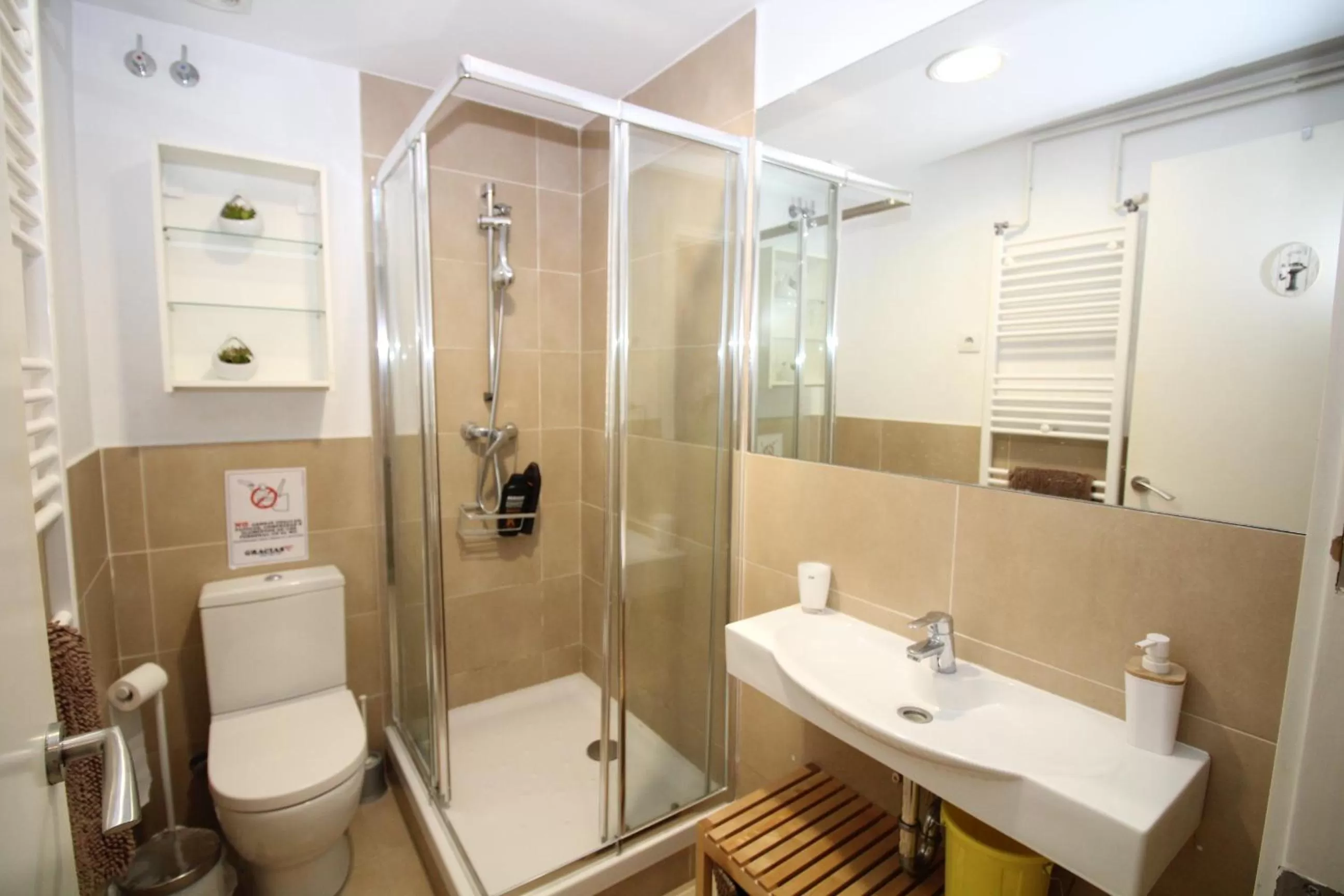 Bathroom in Rooms Arago