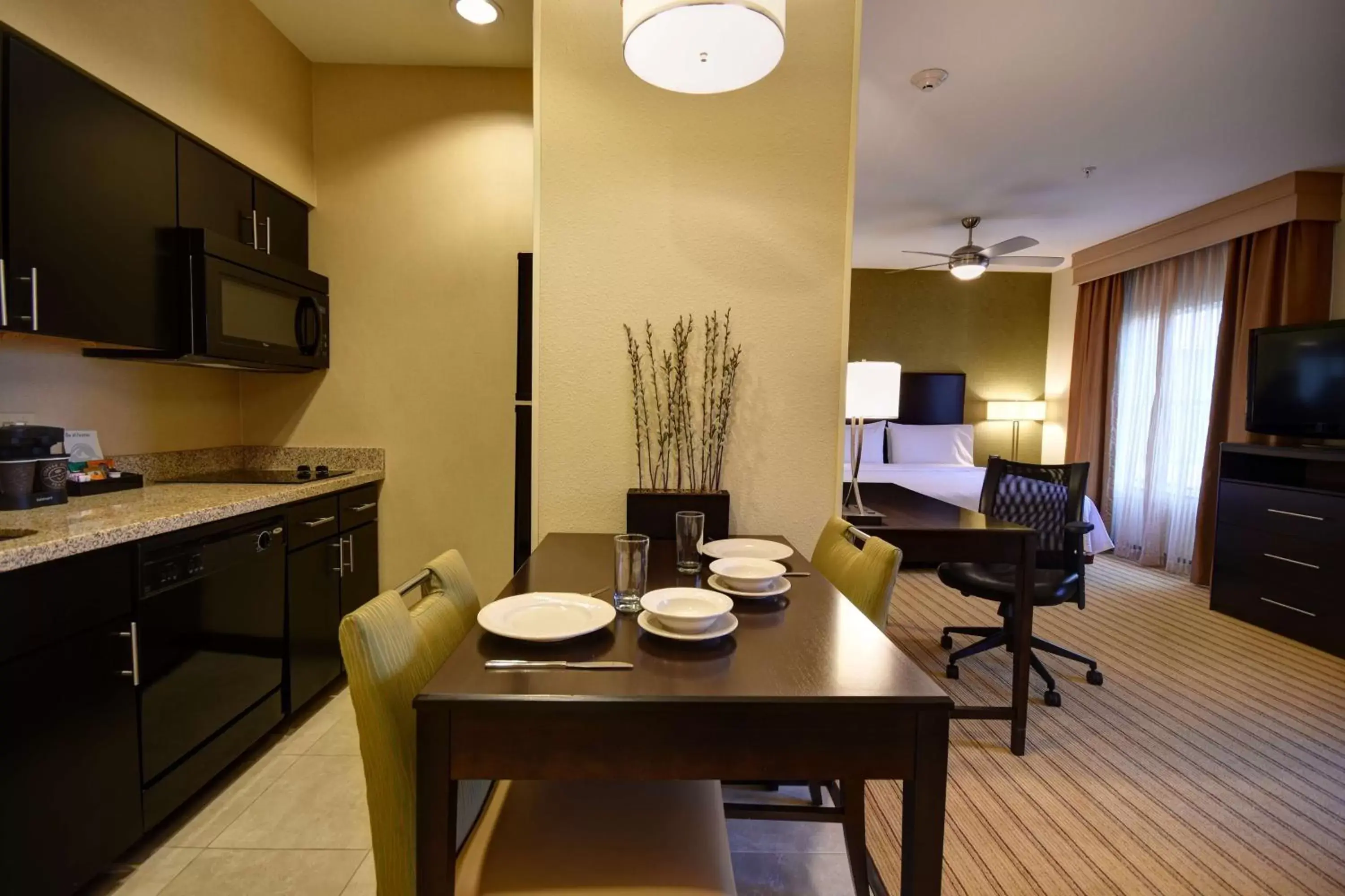 Kitchen or kitchenette, Dining Area in Homewood Suites by Hilton Fort Worth West at Cityview