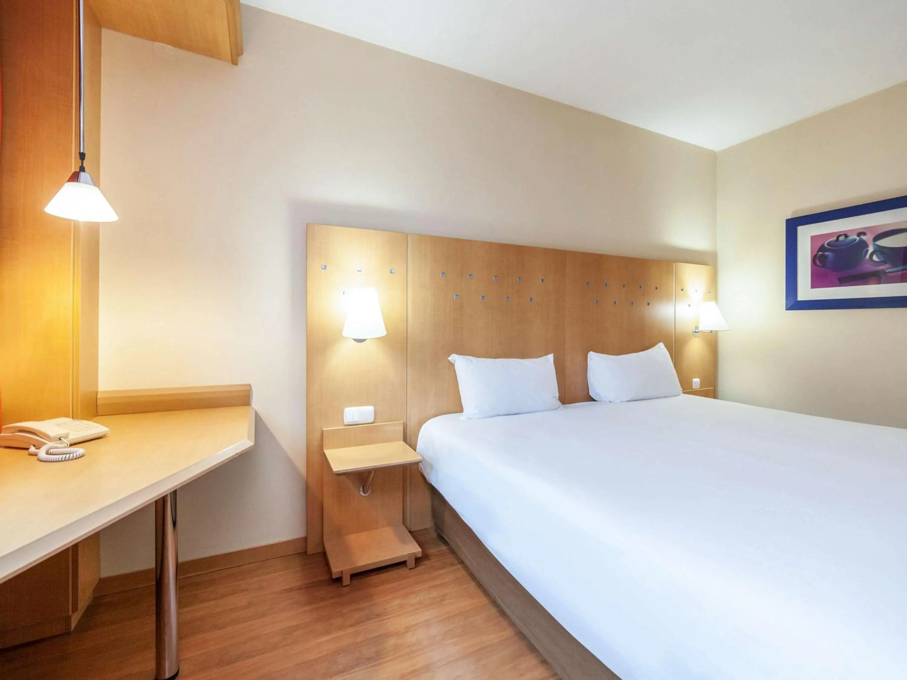 Photo of the whole room, Bed in Ibis Alcala de Henares La Garena