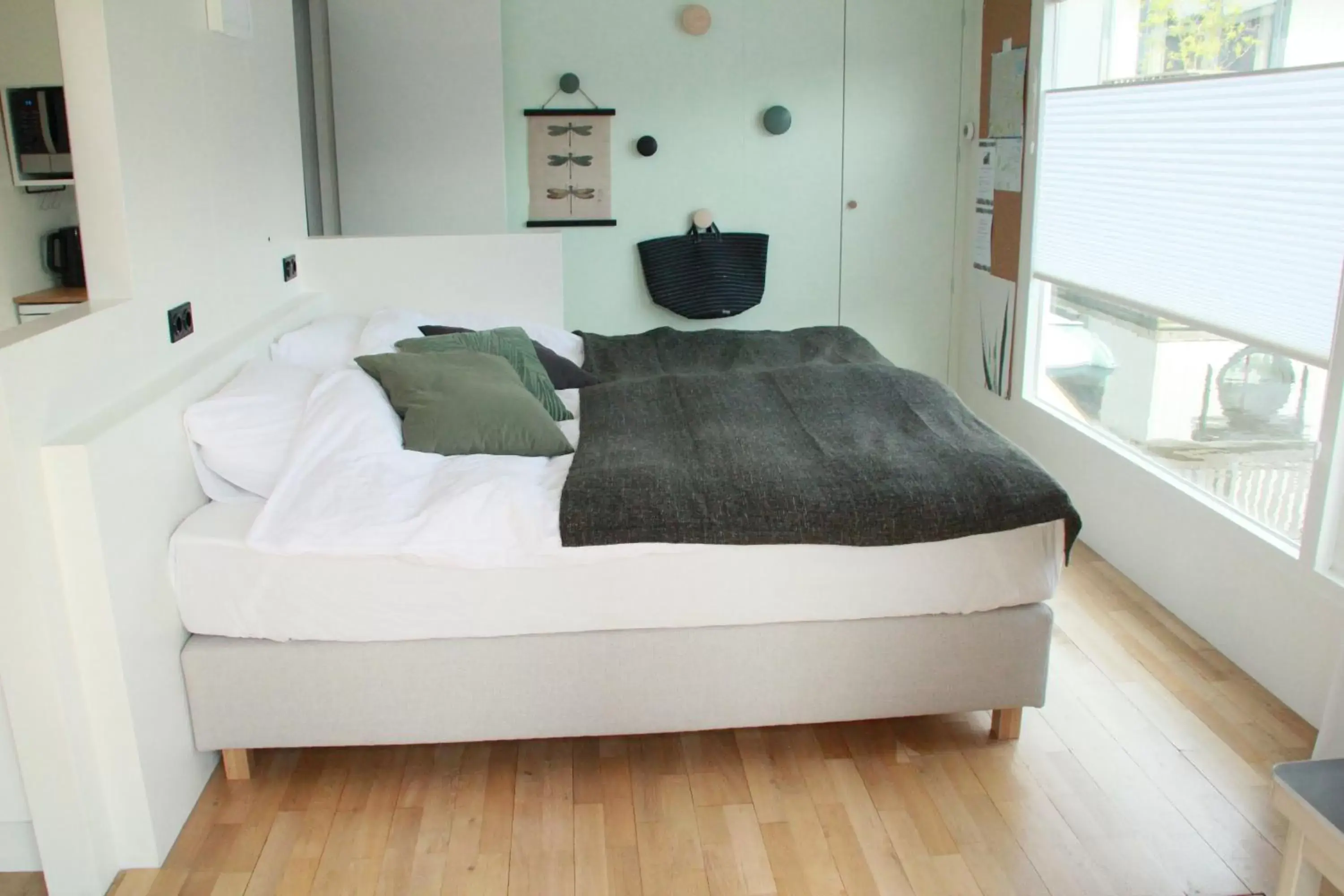 Bed in Houseboat Studio Sooki