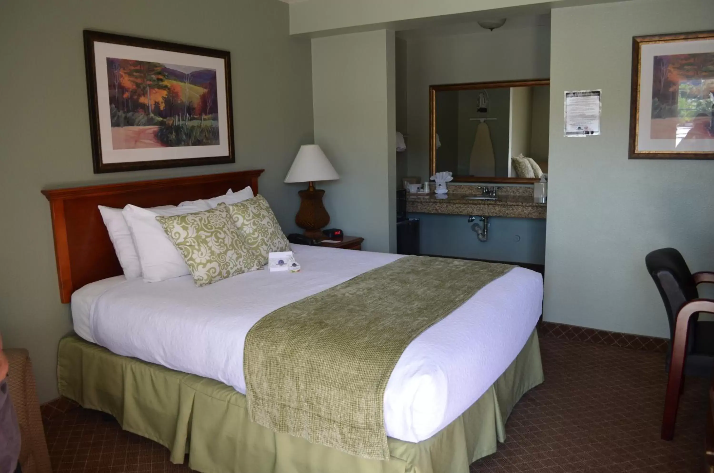 Photo of the whole room, Bed in Loma Linda Inn