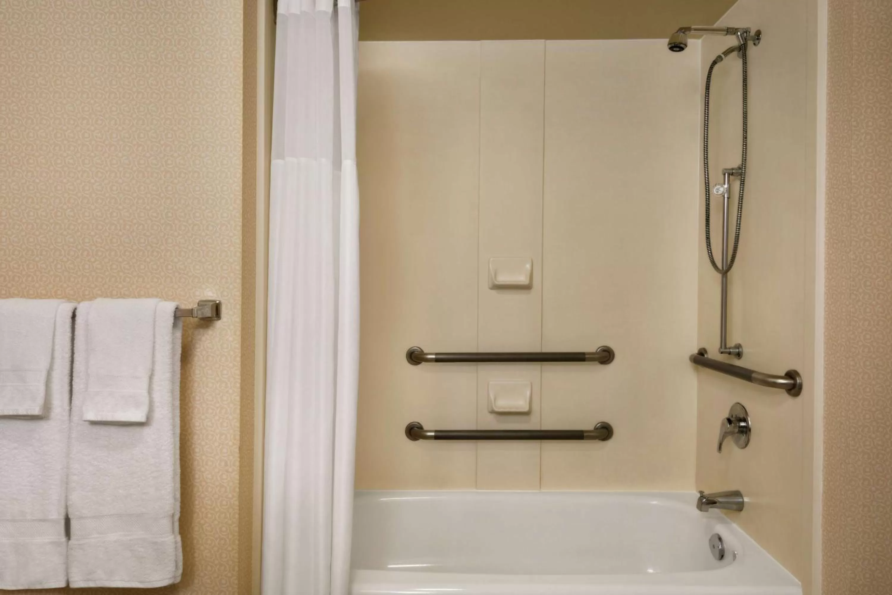 Bathroom in Hampton Inn & Suites by Hilton Langley-Surrey