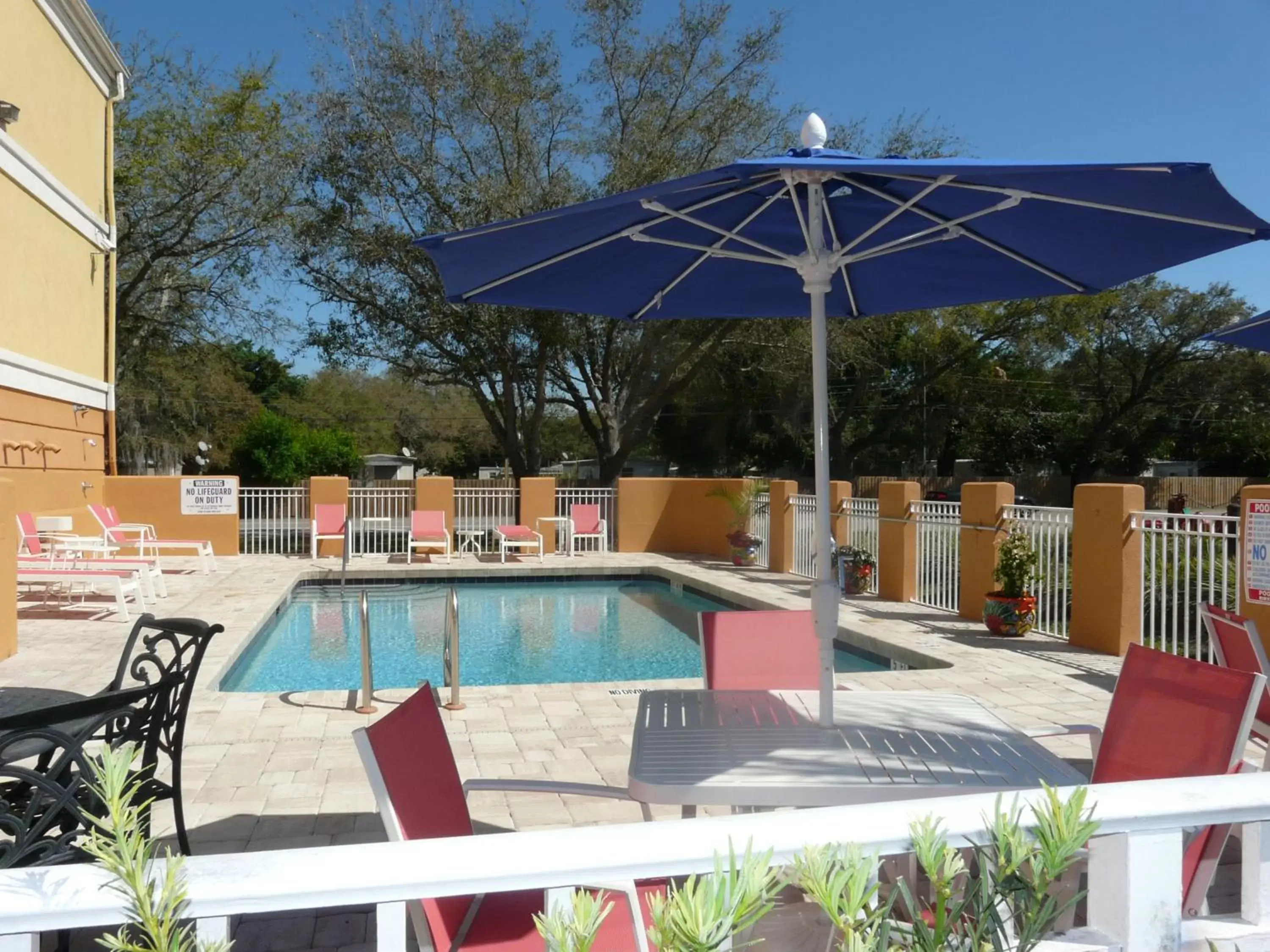 Swimming Pool in Comfort Inn Fort Myers Northeast