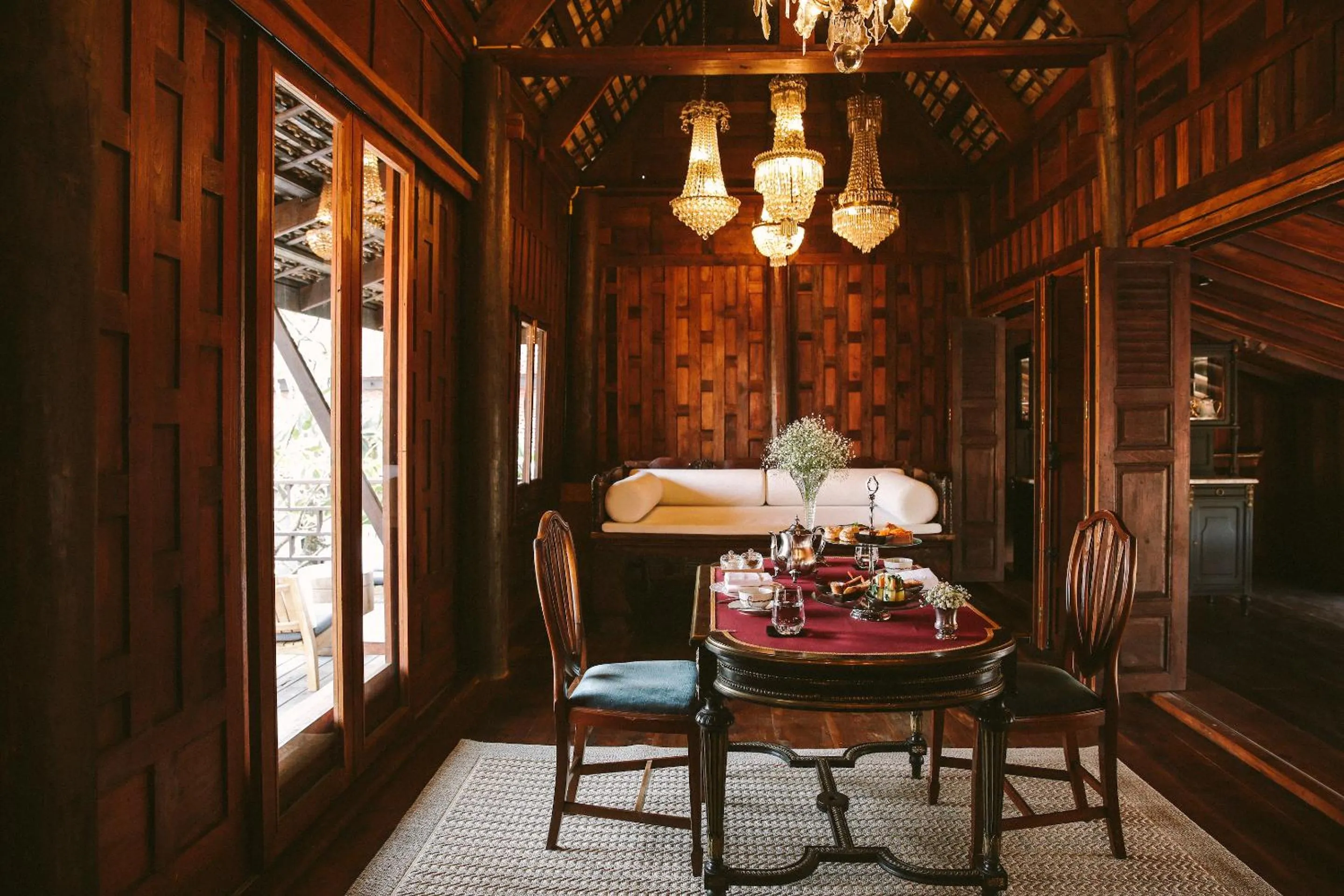 Restaurant/places to eat in Villa Mahabhirom