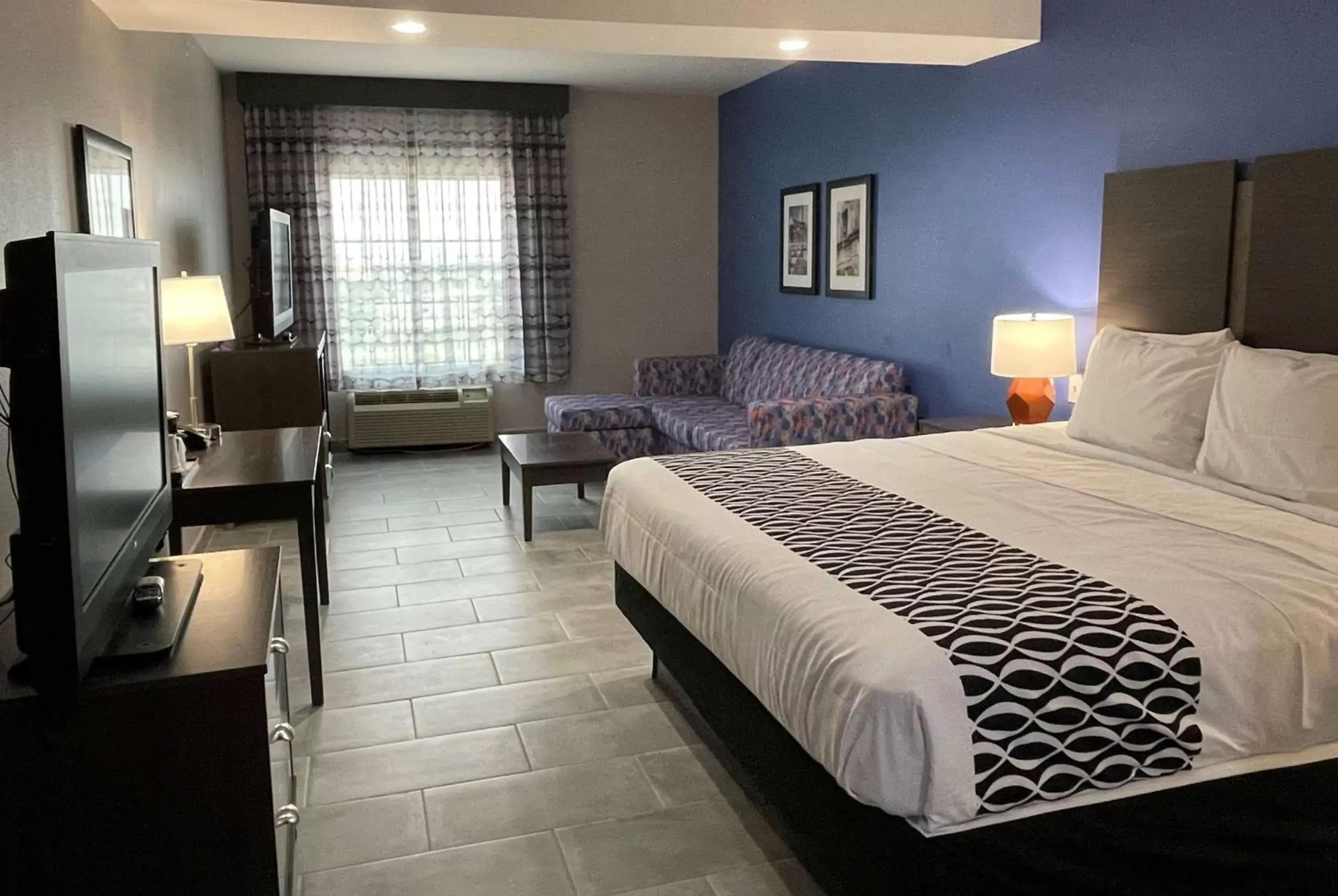 Photo of the whole room, Bed in La Quinta Inn and Suites by Wyndham - Schertz