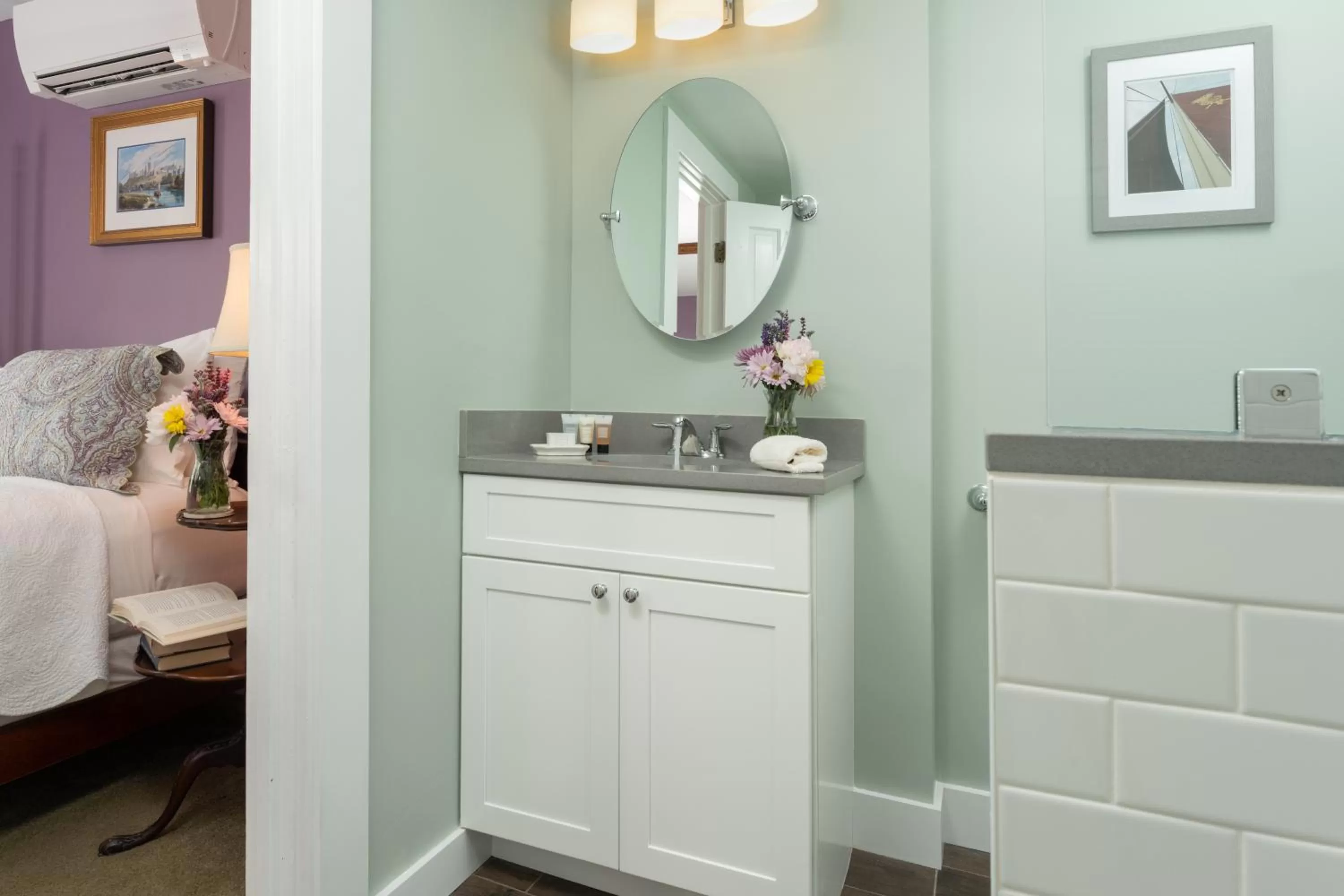 Bathroom, Bed in 1802 House Bed & Breakfast