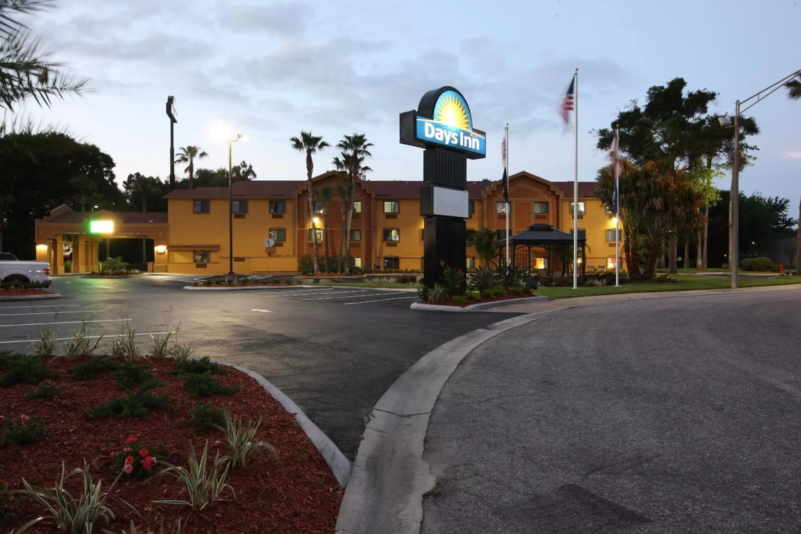 Facade/entrance, Property Building in Days Inn by Wyndham Orange Park/Jacksonville