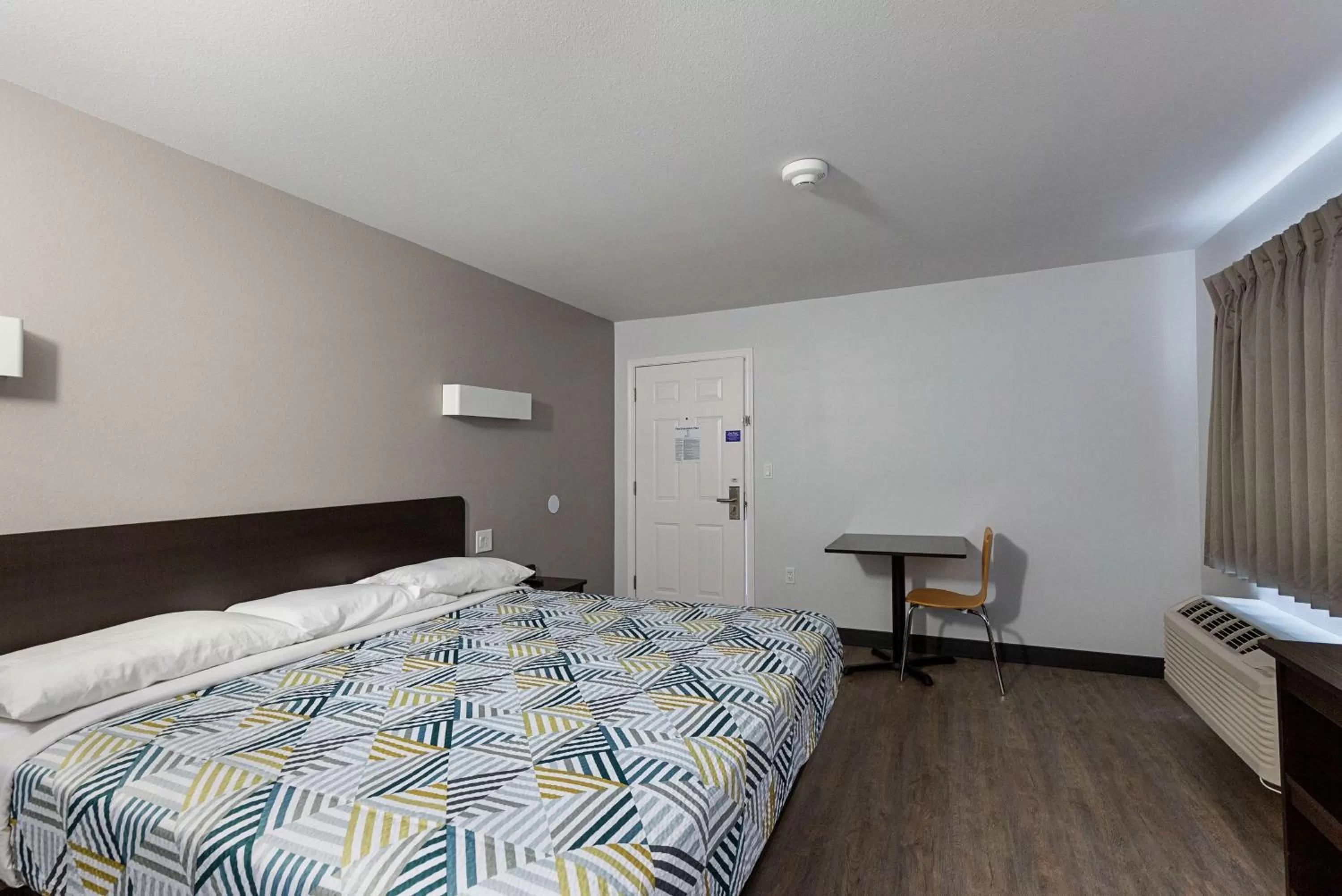 Photo of the whole room, Bed in Motel 6-Show Low, AZ