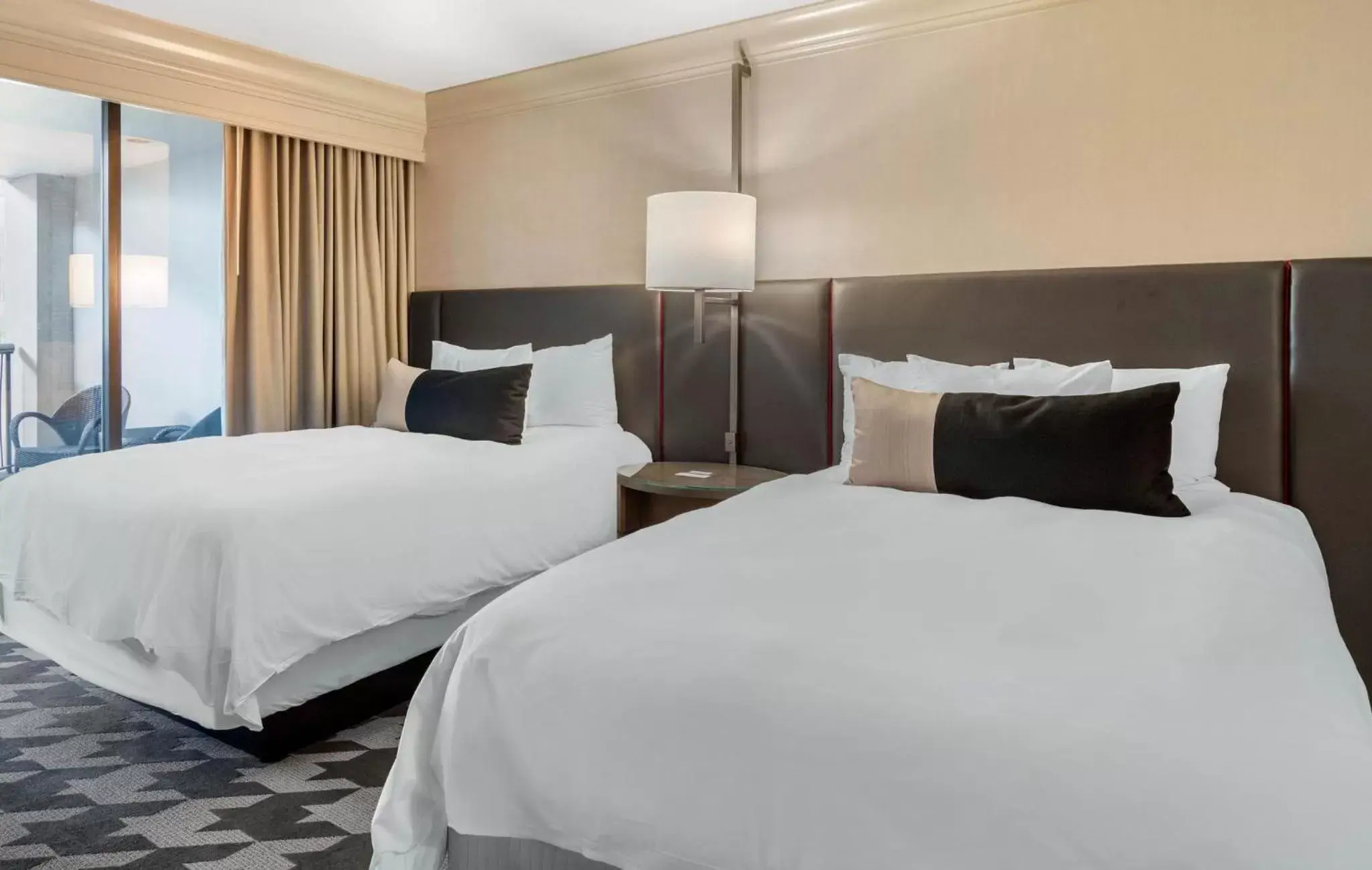 Photo of the whole room, Bed in Omni Atlanta Hotel at CNN Center