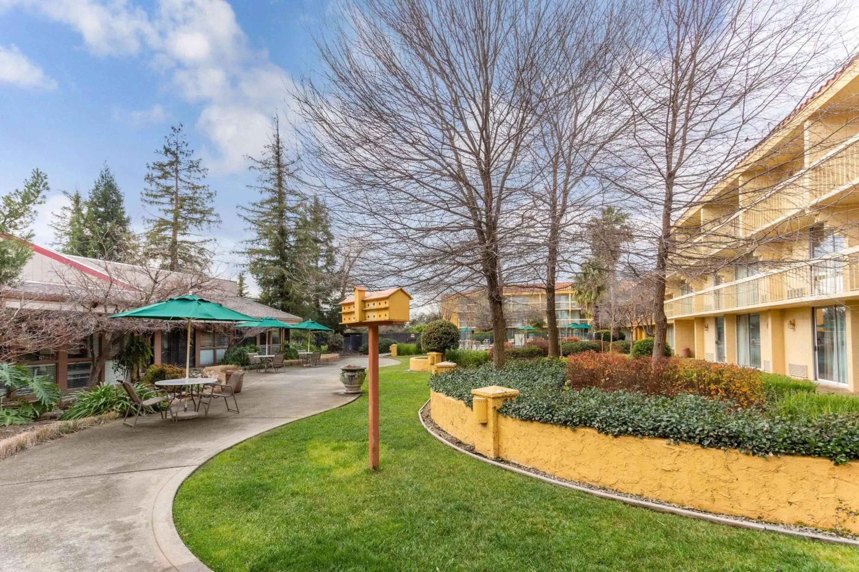 Inner courtyard view in La Quinta by Wyndham Redding Inner courtyard view in La Quinta by Wyndham Redding