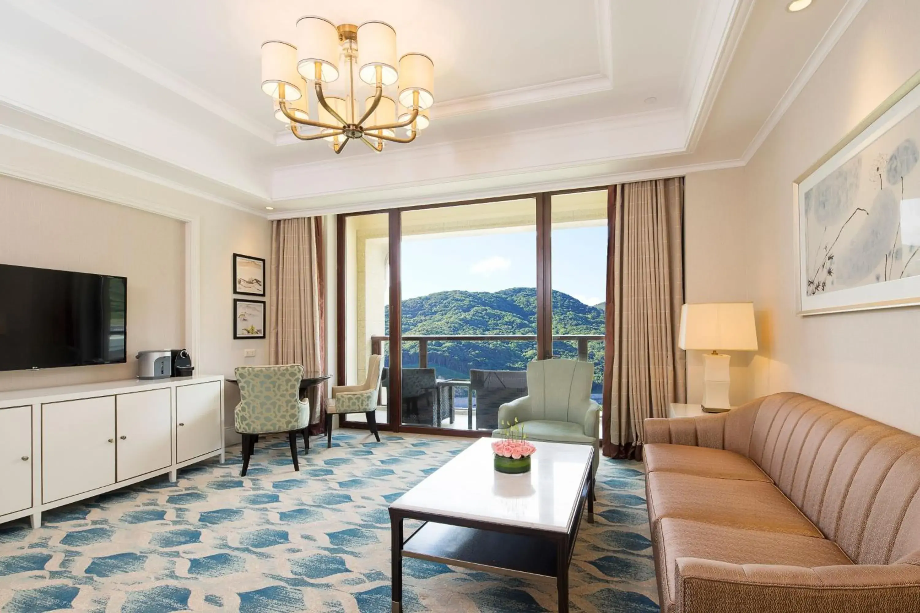 Living room, Seating Area in The Westin Zhujiajian Resort, Zhoushan