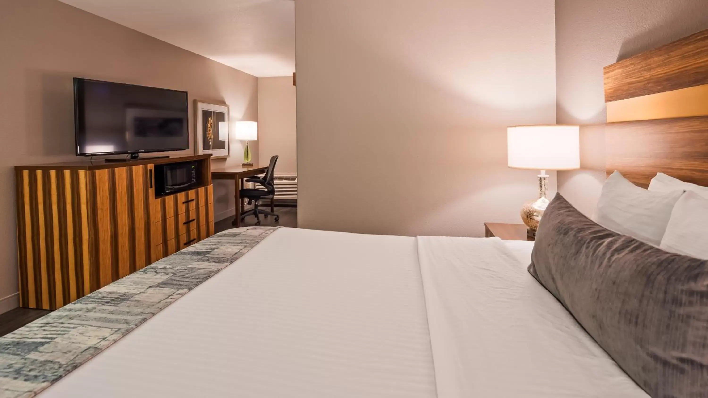 Bed in Best Western Cedar Inn & Suites