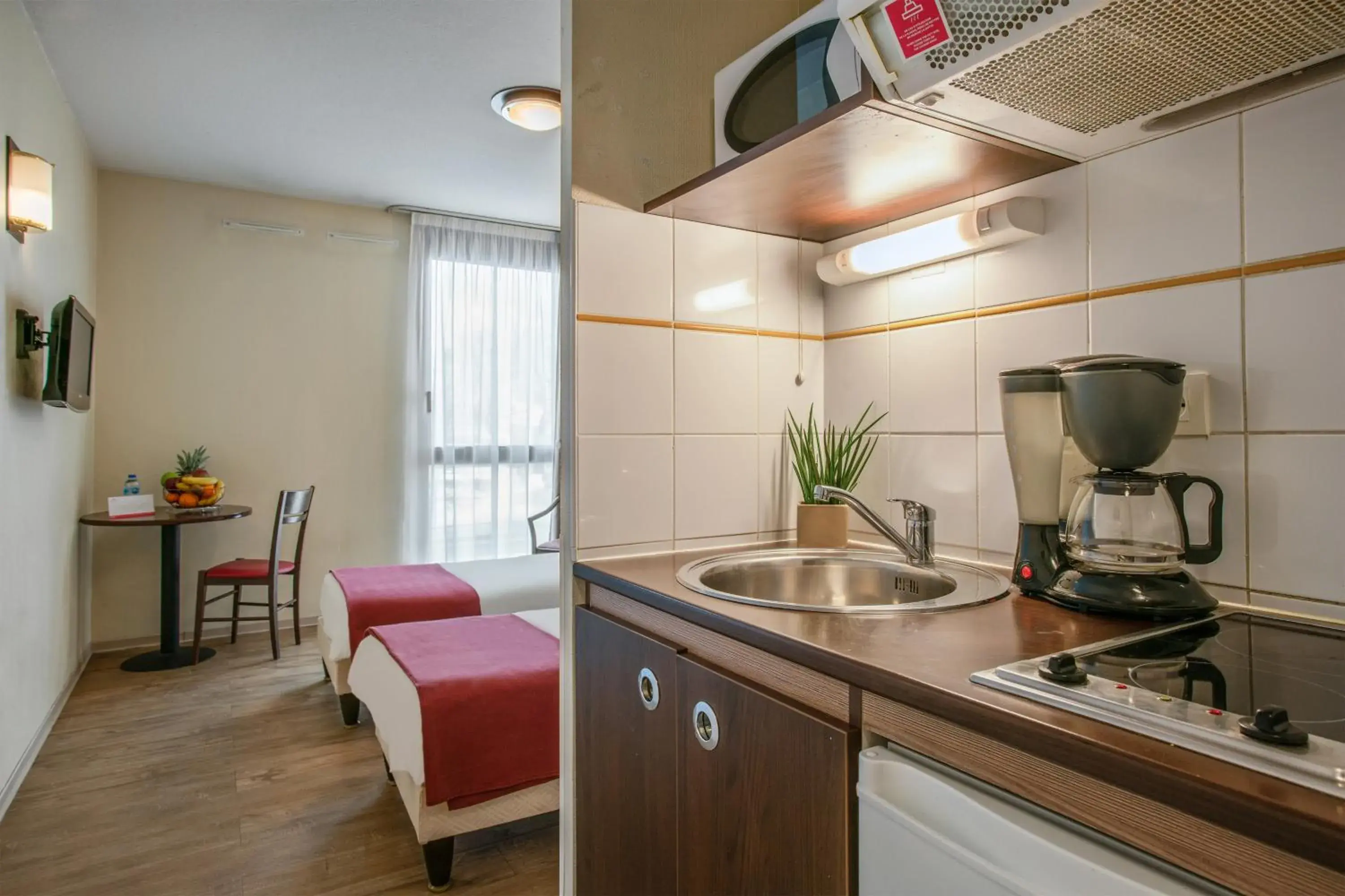 Bed, Kitchen/Kitchenette in Appart'City Nimes
