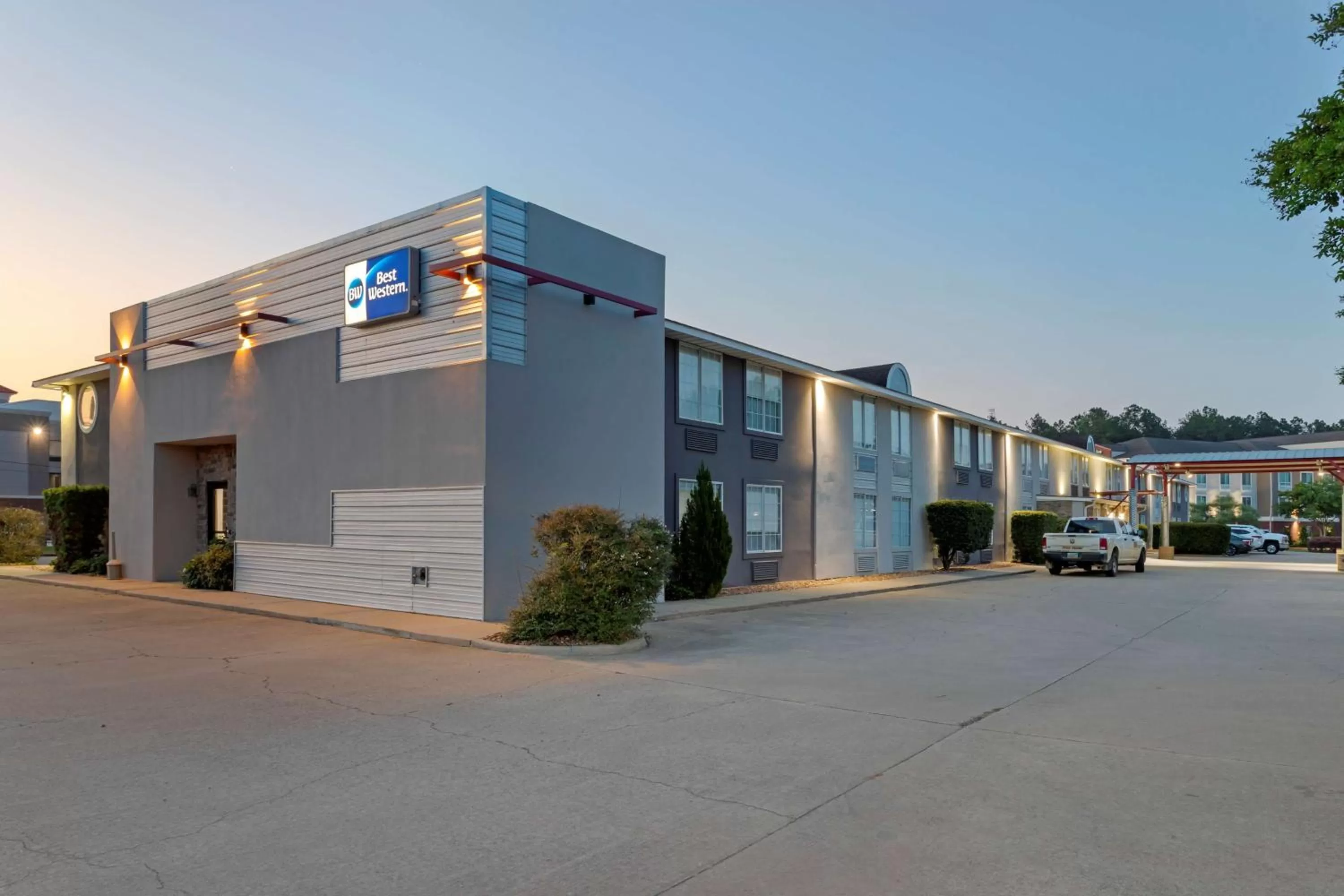 Property building in Best Western Natchitoches Inn