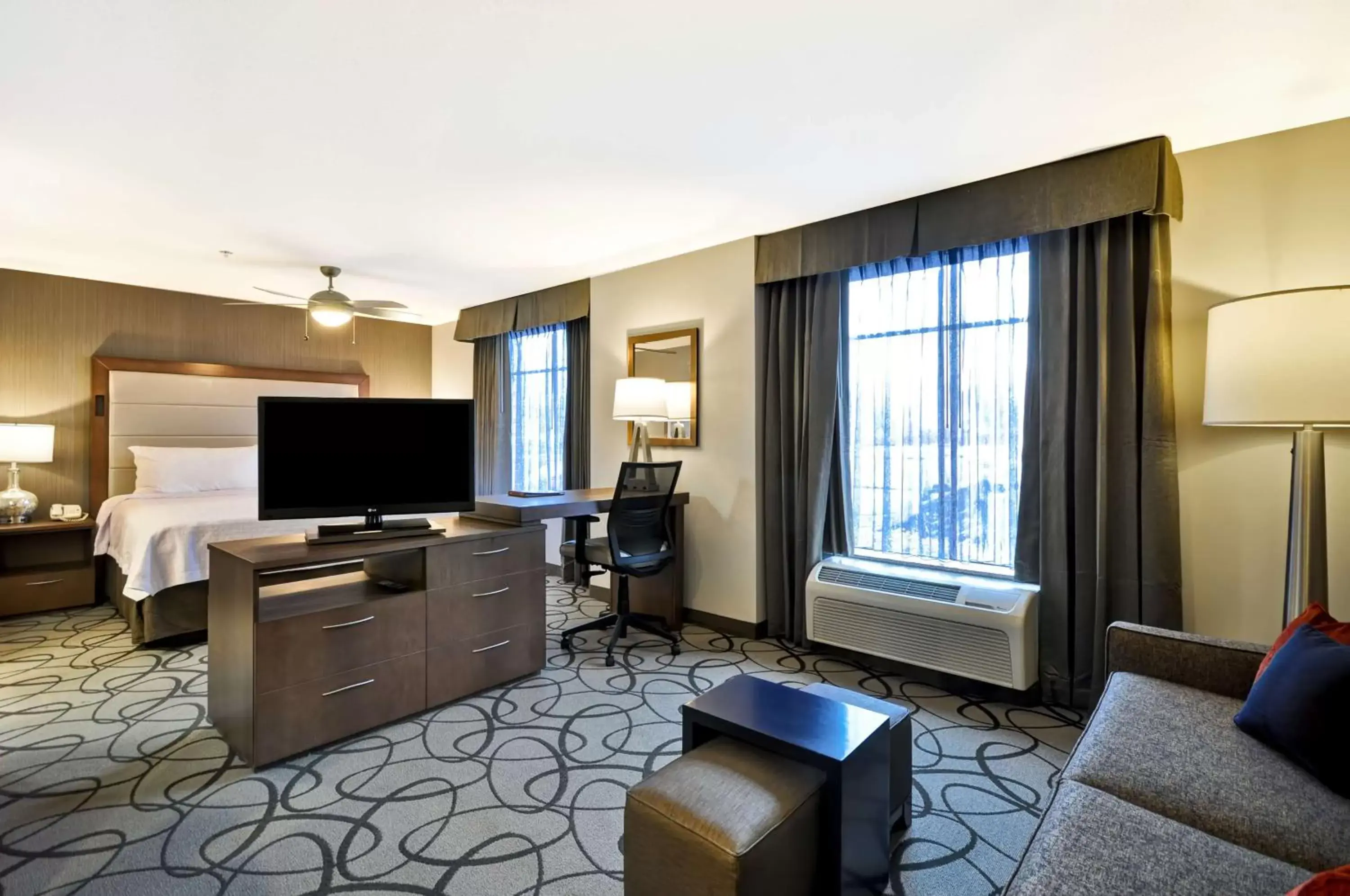 Living room, TV/Entertainment Center in Homewood Suites by Hilton Hartford South-Glastonbury