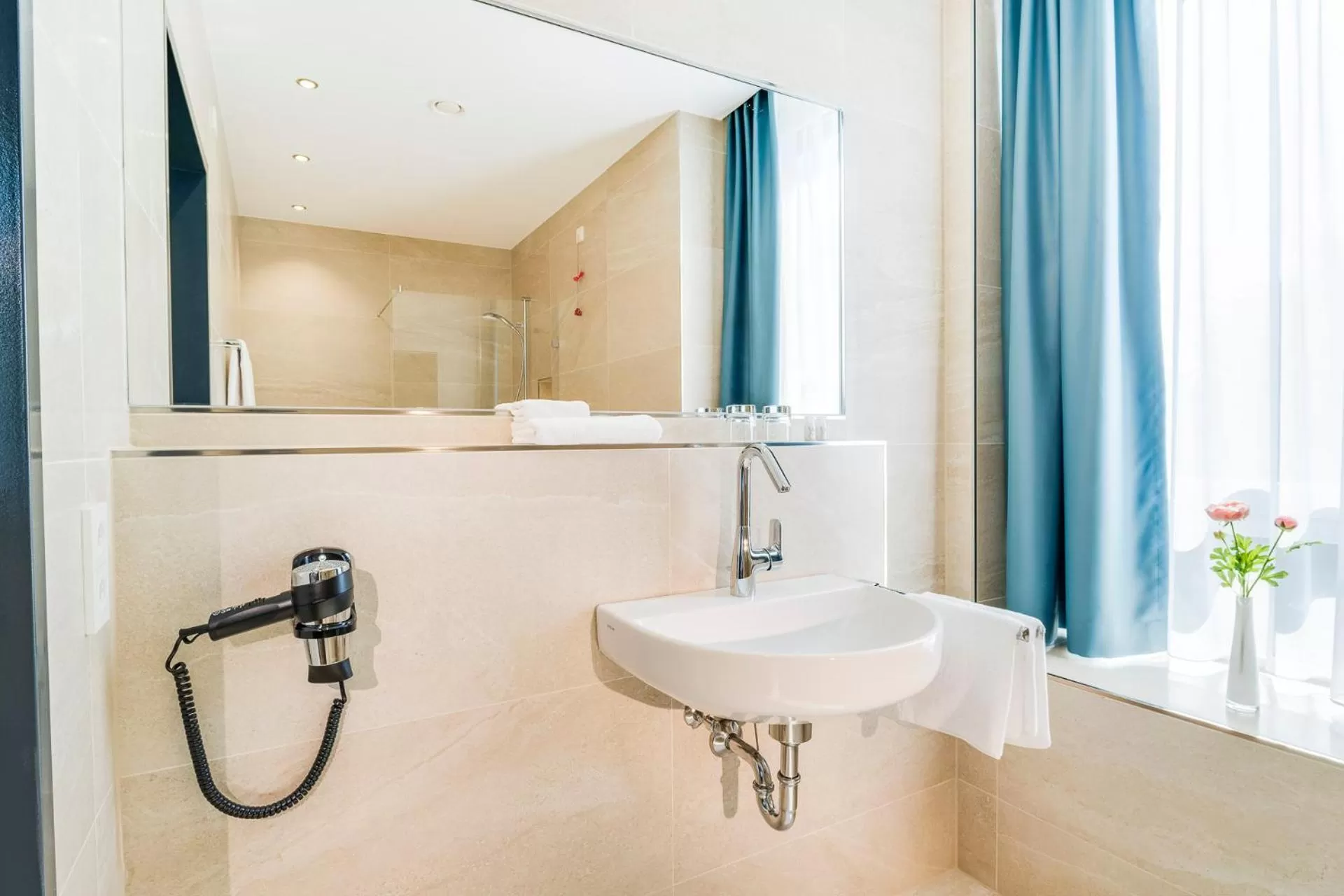 Bathroom in Hotel-Etage Apfelrot managed by Hotel Apfelbaum