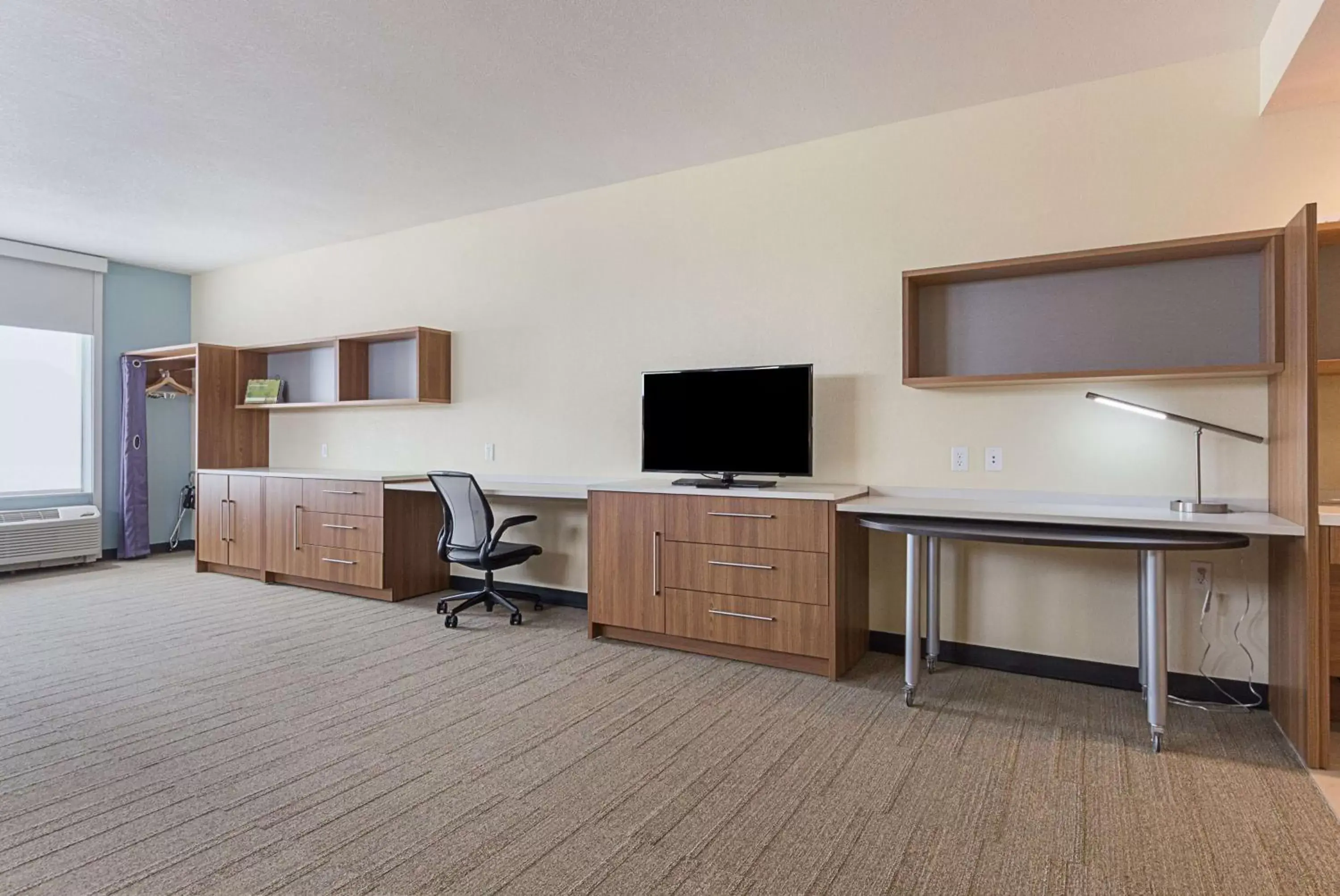 Bedroom, TV/Entertainment Center in Home2 Suites By Hilton Oklahoma City Yukon