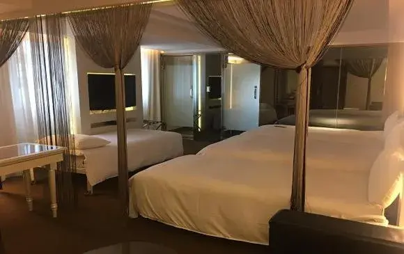 Bed in Forward Hotel Nangang